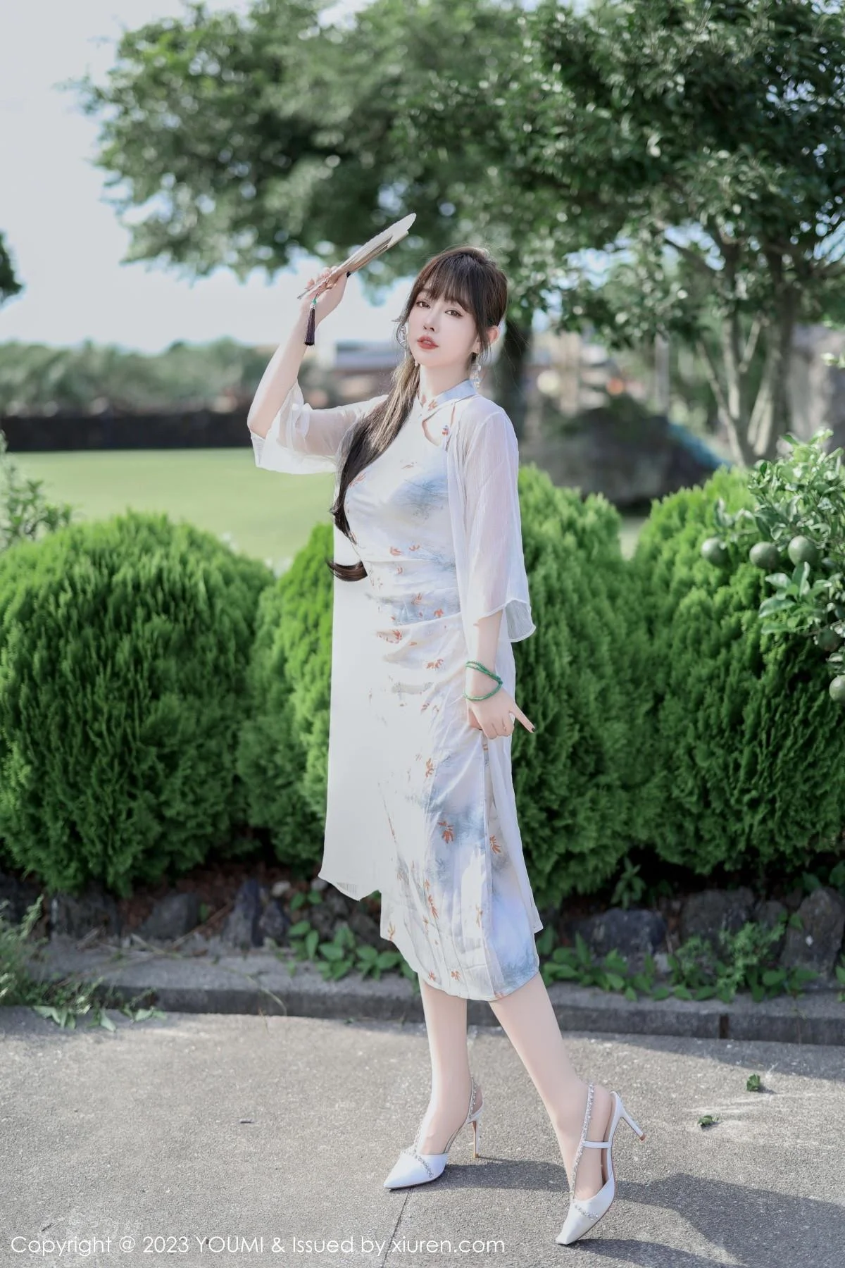 王雨纯性感浅色长款旗袍露白色内衣配肉丝袜完美绝美写真 第 1 张