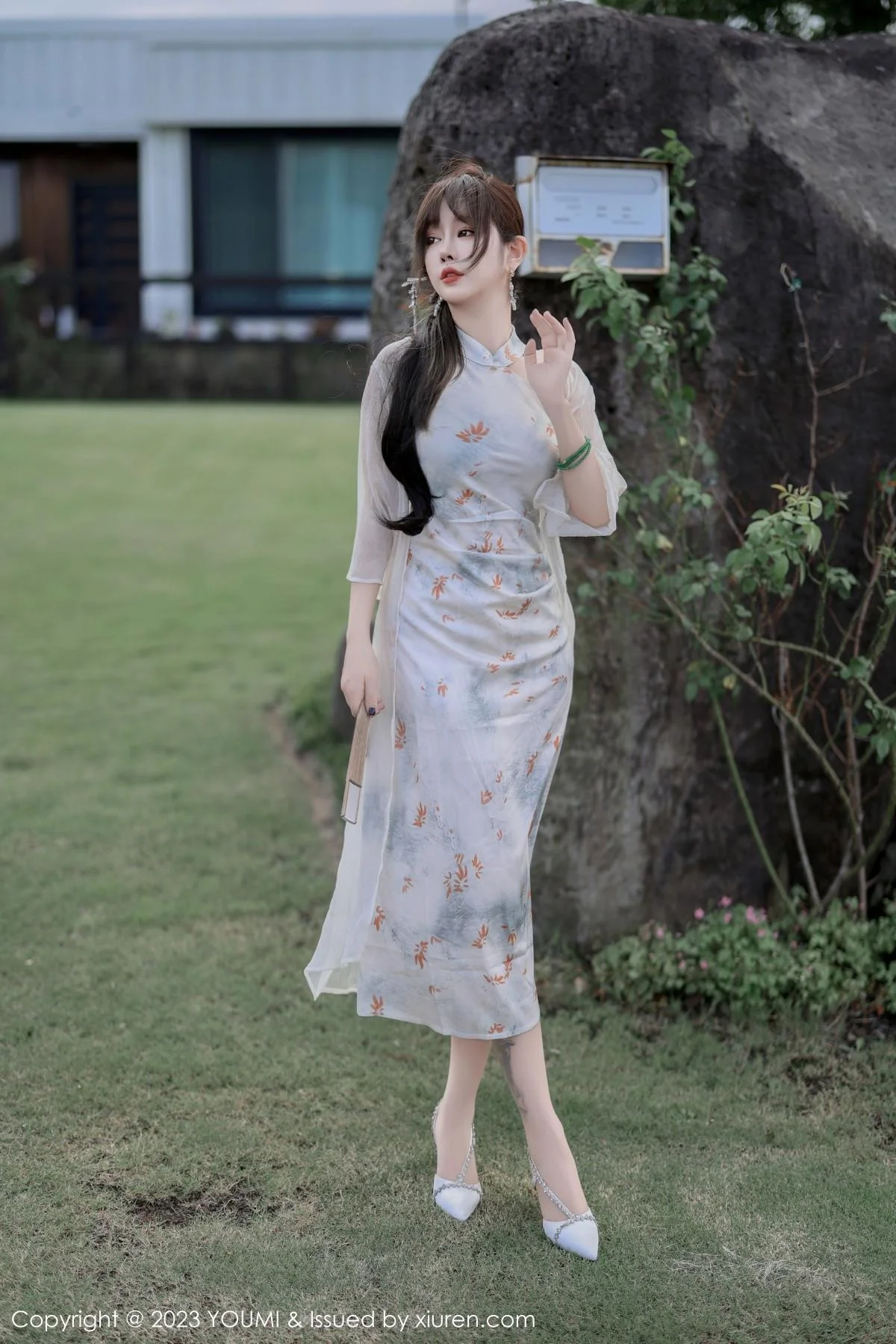 王雨纯性感浅色长款旗袍露白色内衣配肉丝袜完美绝美写真 第 10 张