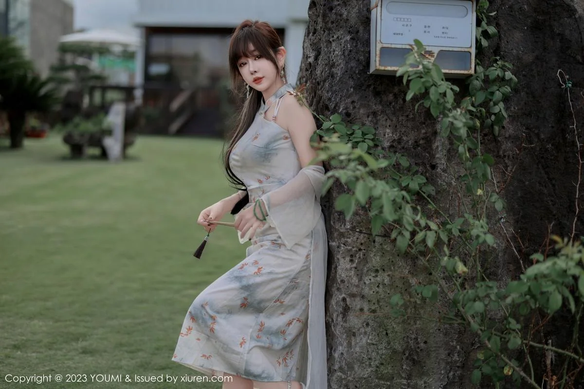 王雨纯性感浅色长款旗袍露白色内衣配肉丝袜完美绝美写真 第 13 张