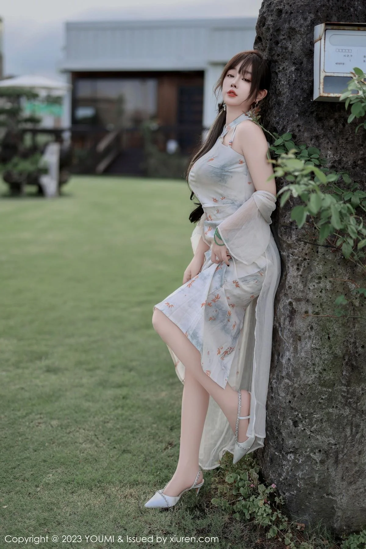 王雨纯性感浅色长款旗袍露白色内衣配肉丝袜完美绝美写真 第 16 张