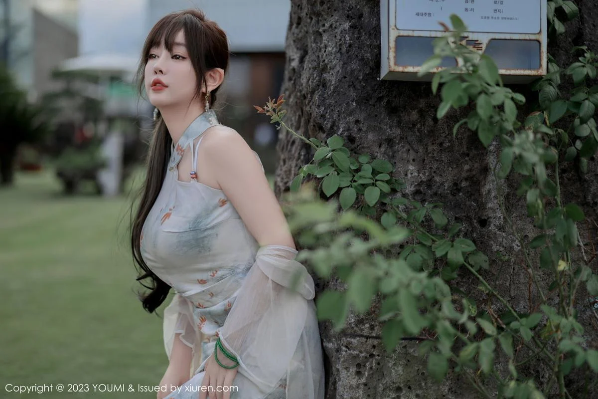 王雨纯性感浅色长款旗袍露白色内衣配肉丝袜完美绝美写真 第 18 张