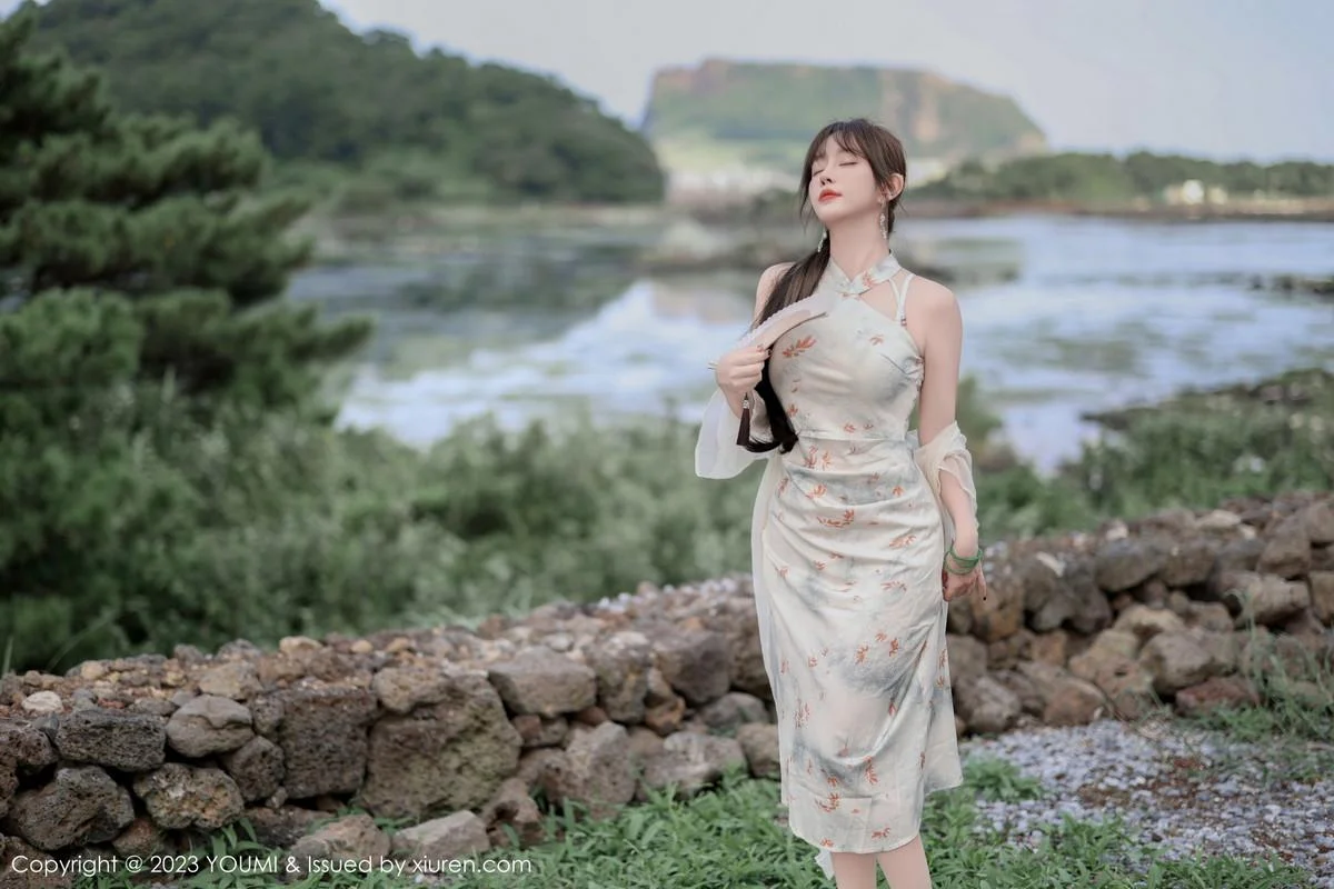 王雨纯性感浅色长款旗袍露白色内衣配肉丝袜完美绝美写真 第 21 张