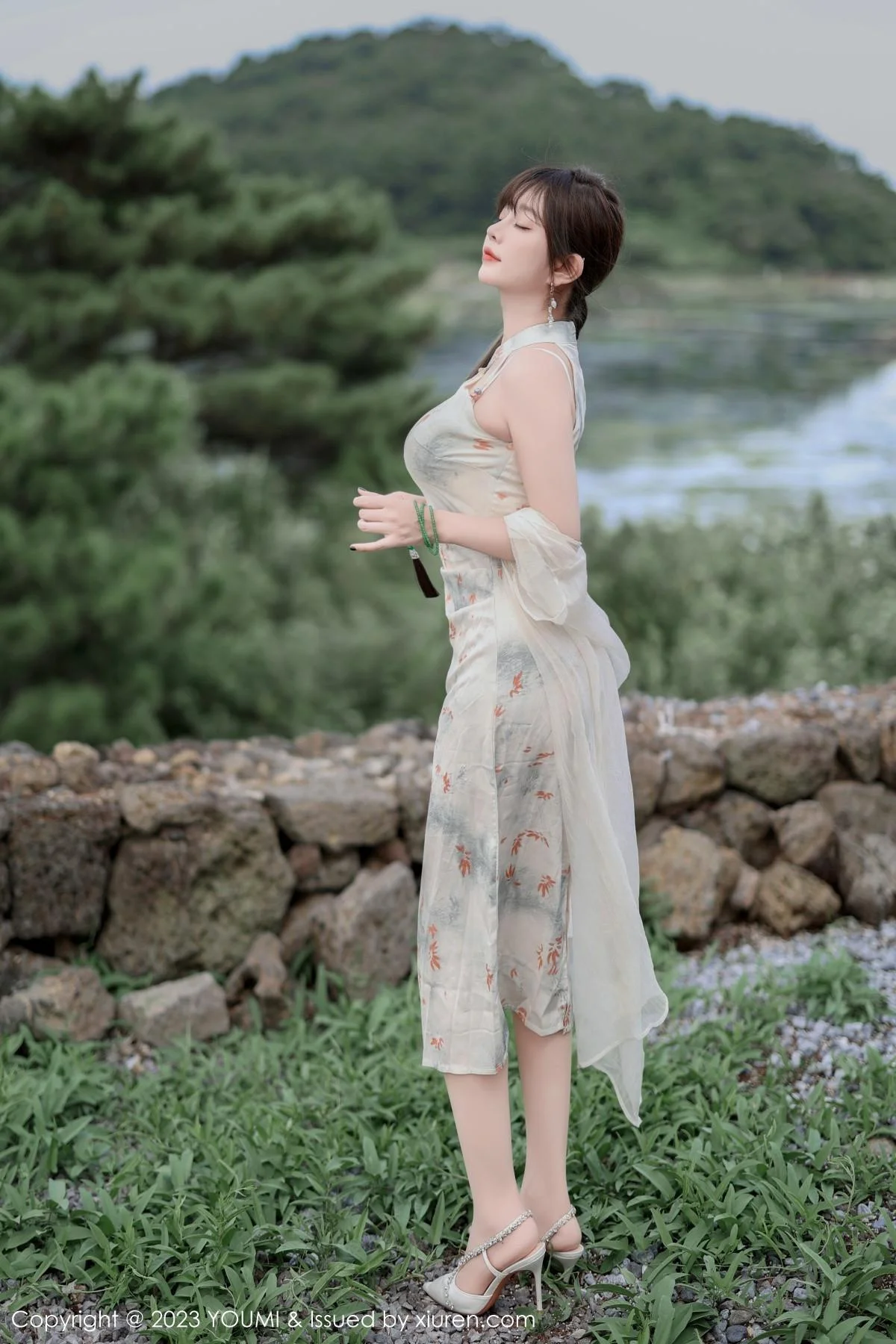 王雨纯性感浅色长款旗袍露白色内衣配肉丝袜完美绝美写真 第 24 张