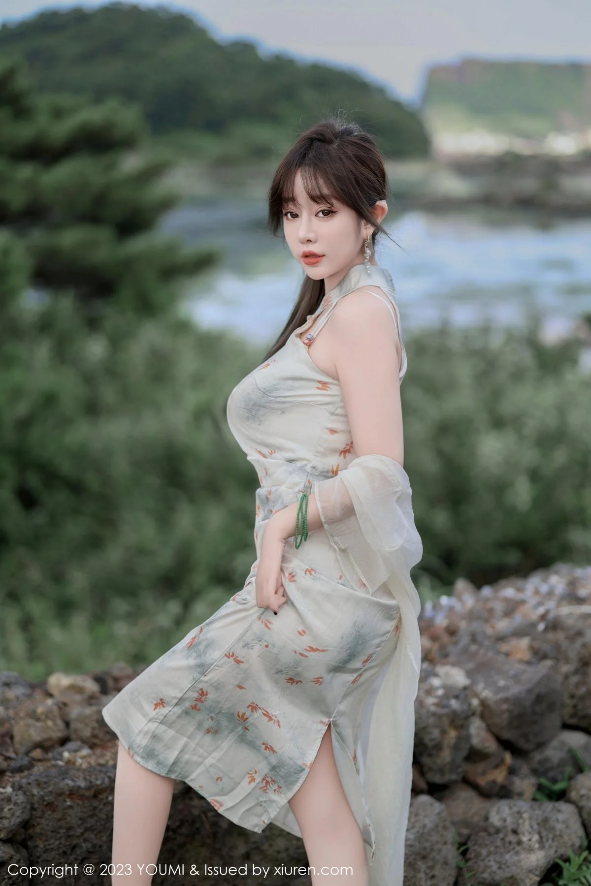 王雨纯性感浅色长款旗袍露白色内衣配肉丝袜完美绝美写真 第 26 张