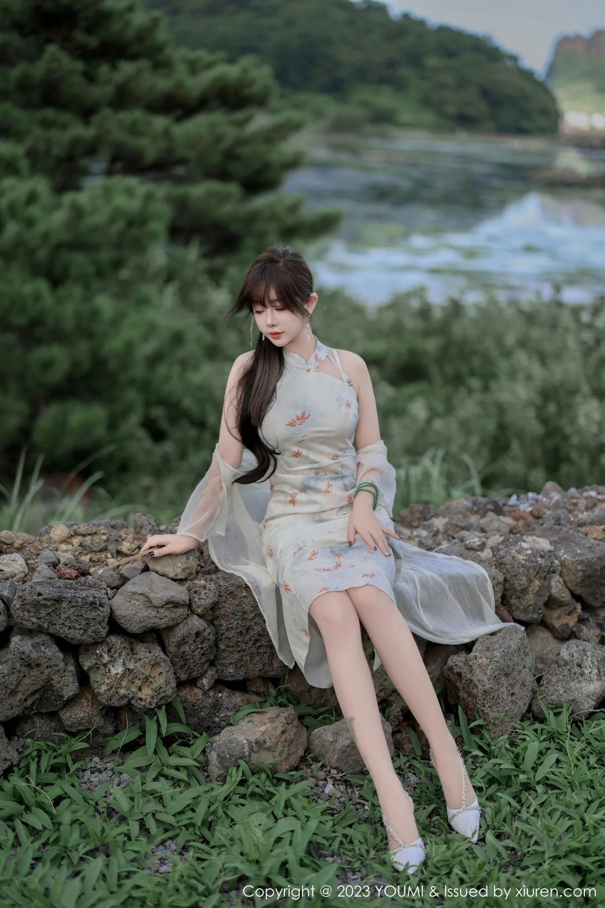 王雨纯性感浅色长款旗袍露白色内衣配肉丝袜完美绝美写真 第 27 张