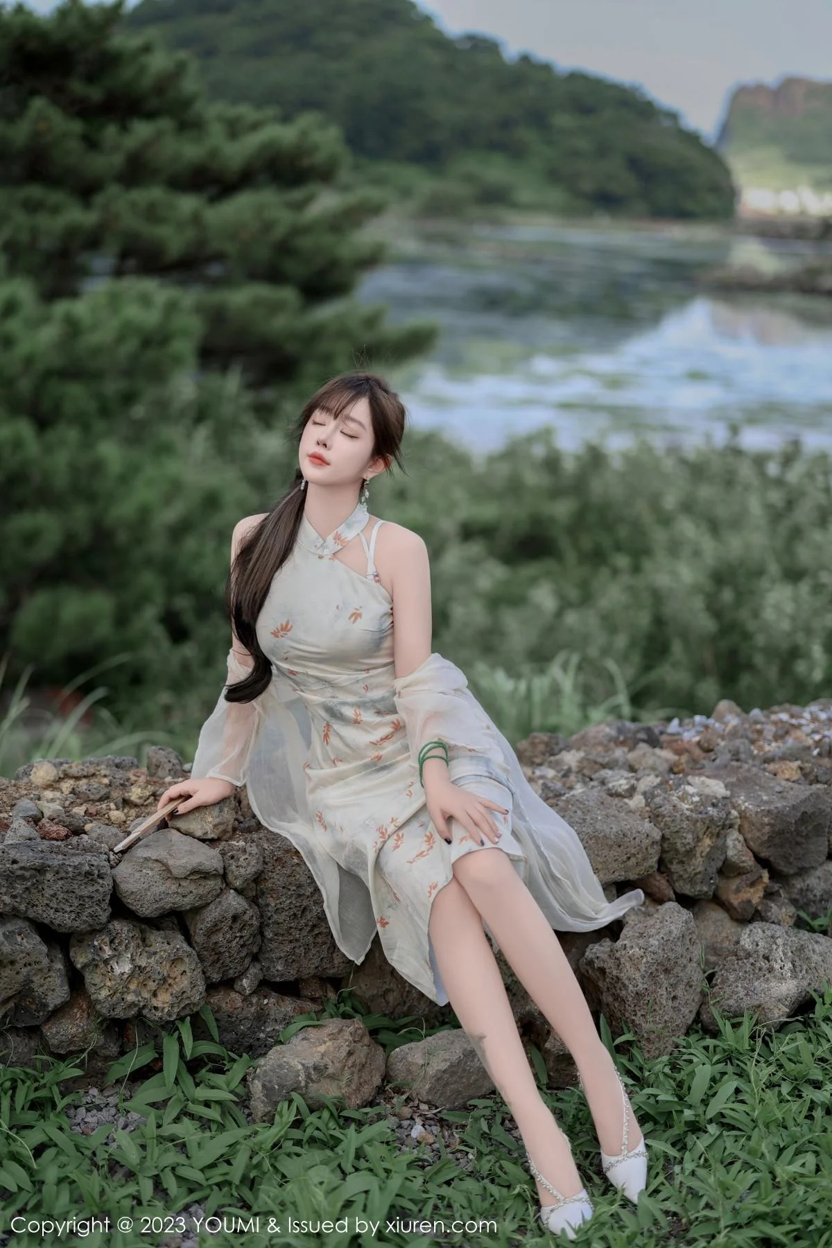王雨纯性感浅色长款旗袍露白色内衣配肉丝袜完美绝美写真 第 29 张