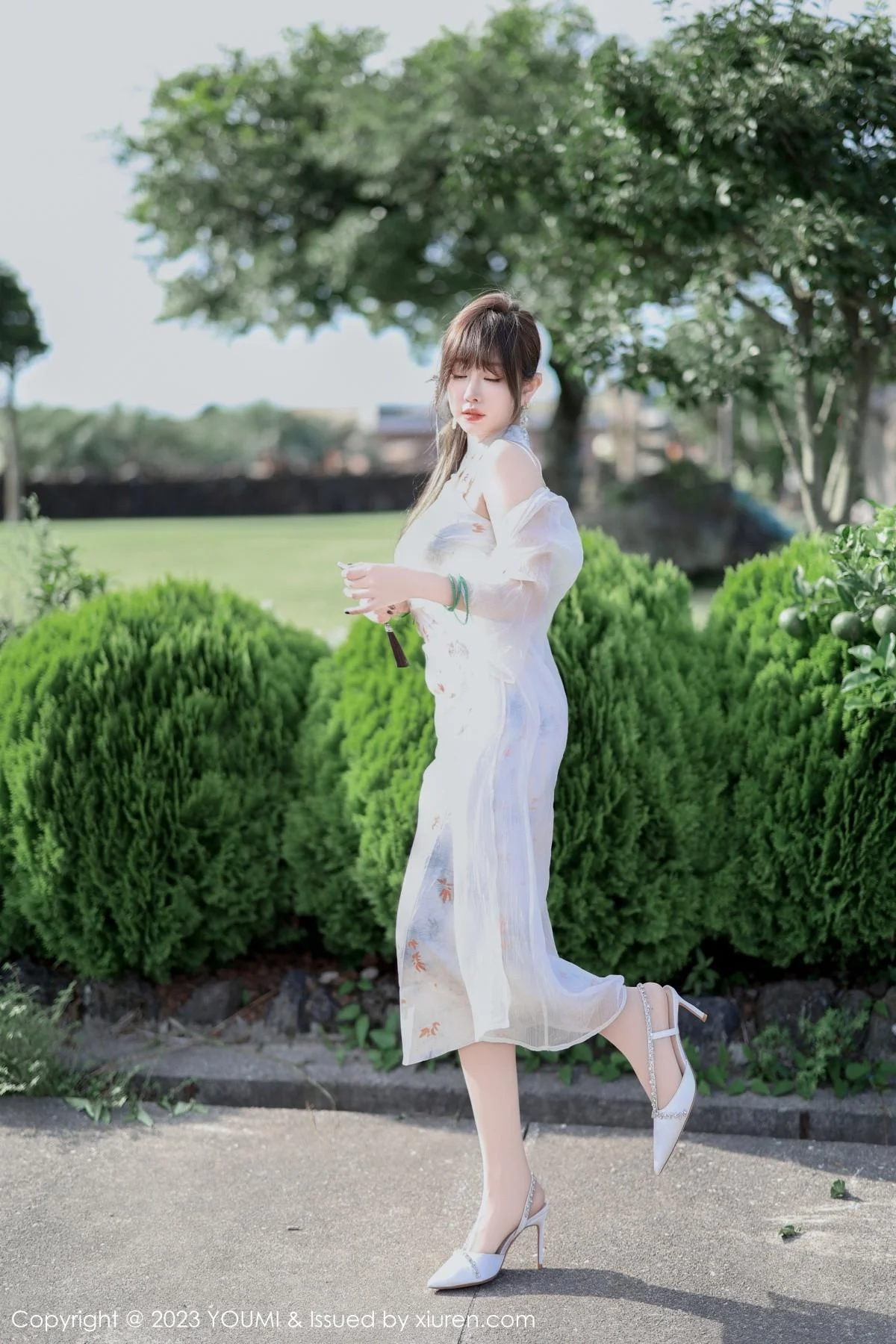 王雨纯性感浅色长款旗袍露白色内衣配肉丝袜完美绝美写真 第 3 张
