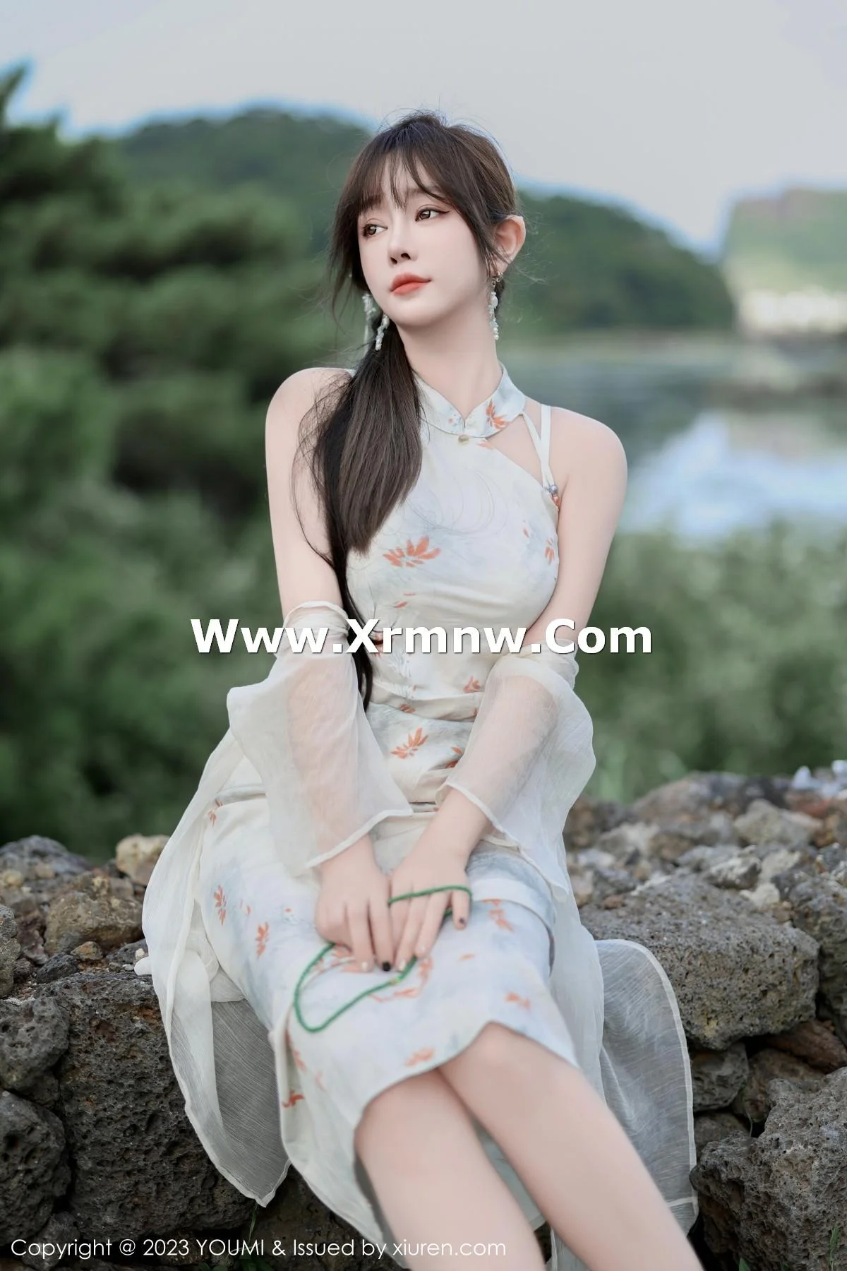 王雨纯性感浅色长款旗袍露白色内衣配肉丝袜完美绝美写真 第 31 张