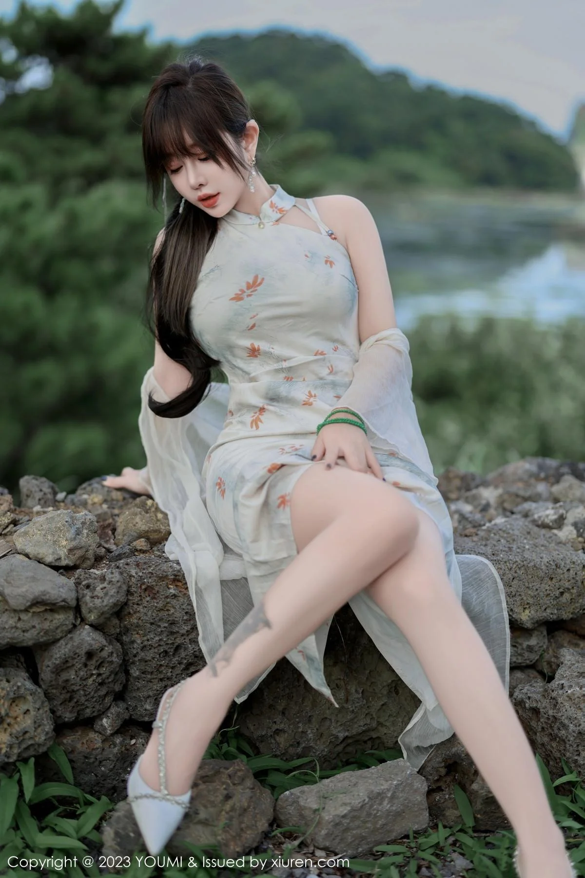 王雨纯性感浅色长款旗袍露白色内衣配肉丝袜完美绝美写真 第 33 张