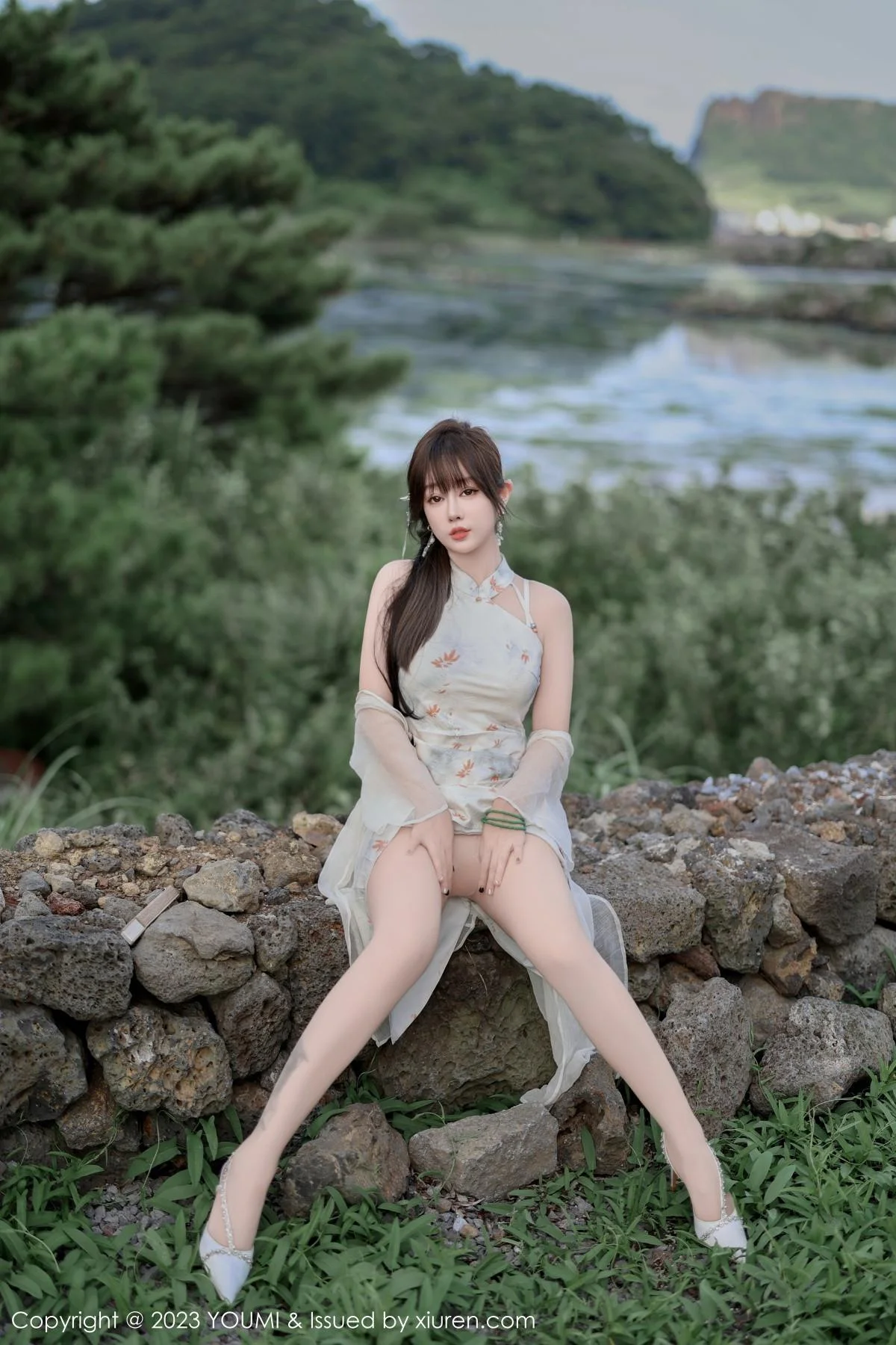 王雨纯性感浅色长款旗袍露白色内衣配肉丝袜完美绝美写真 第 38 张