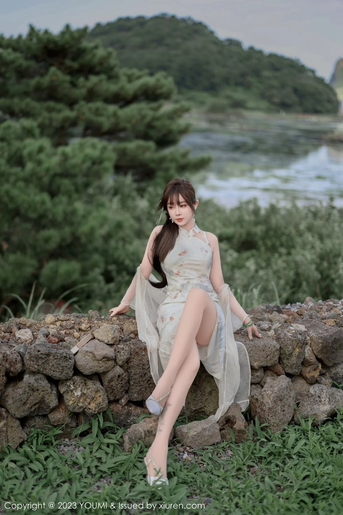 王雨纯性感浅色长款旗袍露白色内衣配肉丝袜完美绝美写真 第 39 张