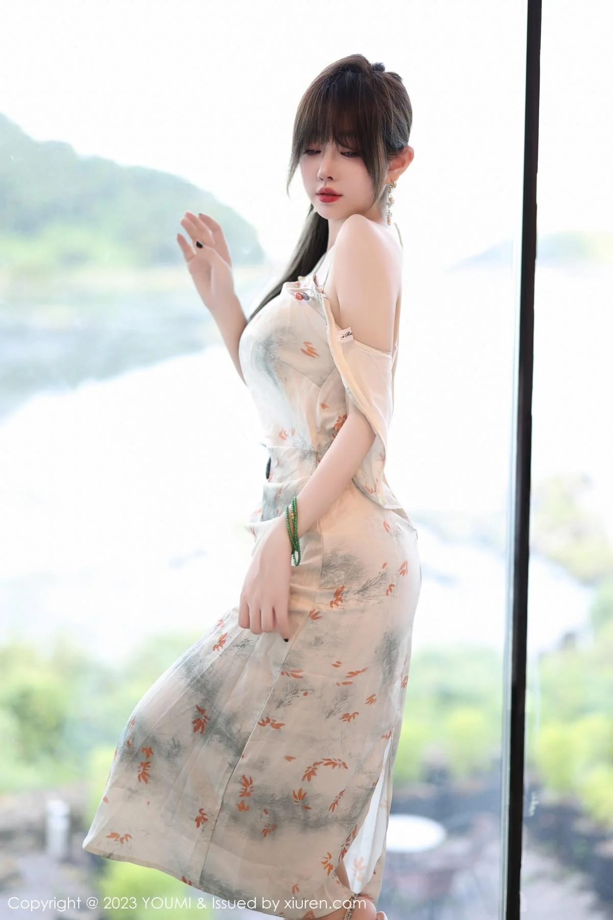 王雨纯性感浅色长款旗袍露白色内衣配肉丝袜完美绝美写真 第 42 张