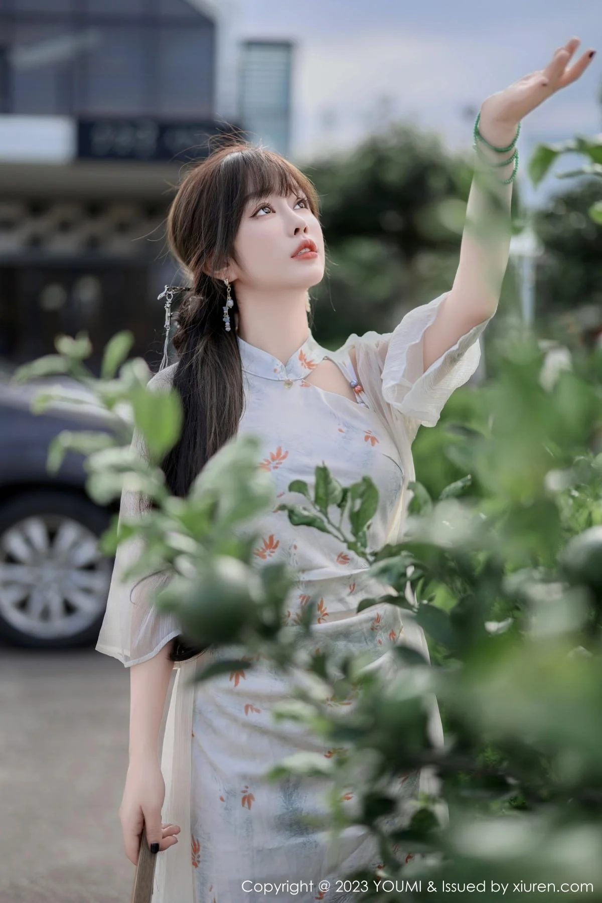 王雨纯性感浅色长款旗袍露白色内衣配肉丝袜完美绝美写真 第 5 张