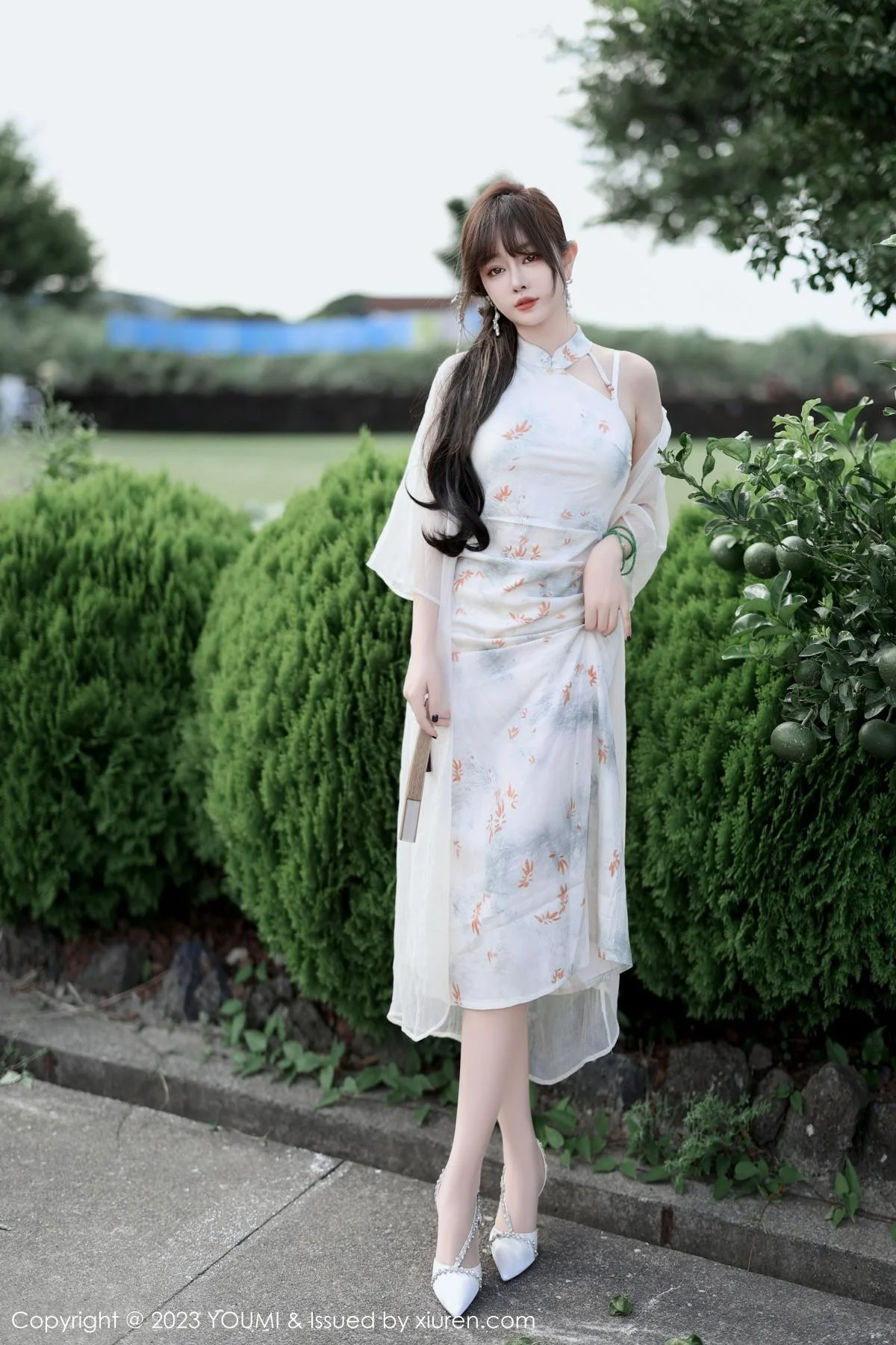 王雨纯性感浅色长款旗袍露白色内衣配肉丝袜完美绝美写真 第 8 张