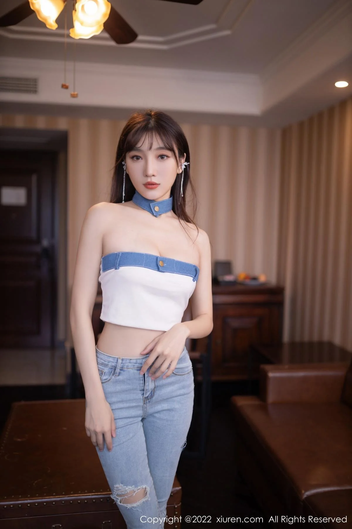 陆萱萱北京旅拍半脱牛仔裤露超薄无内肉丝秀翘臀绝美写真 第 15 张