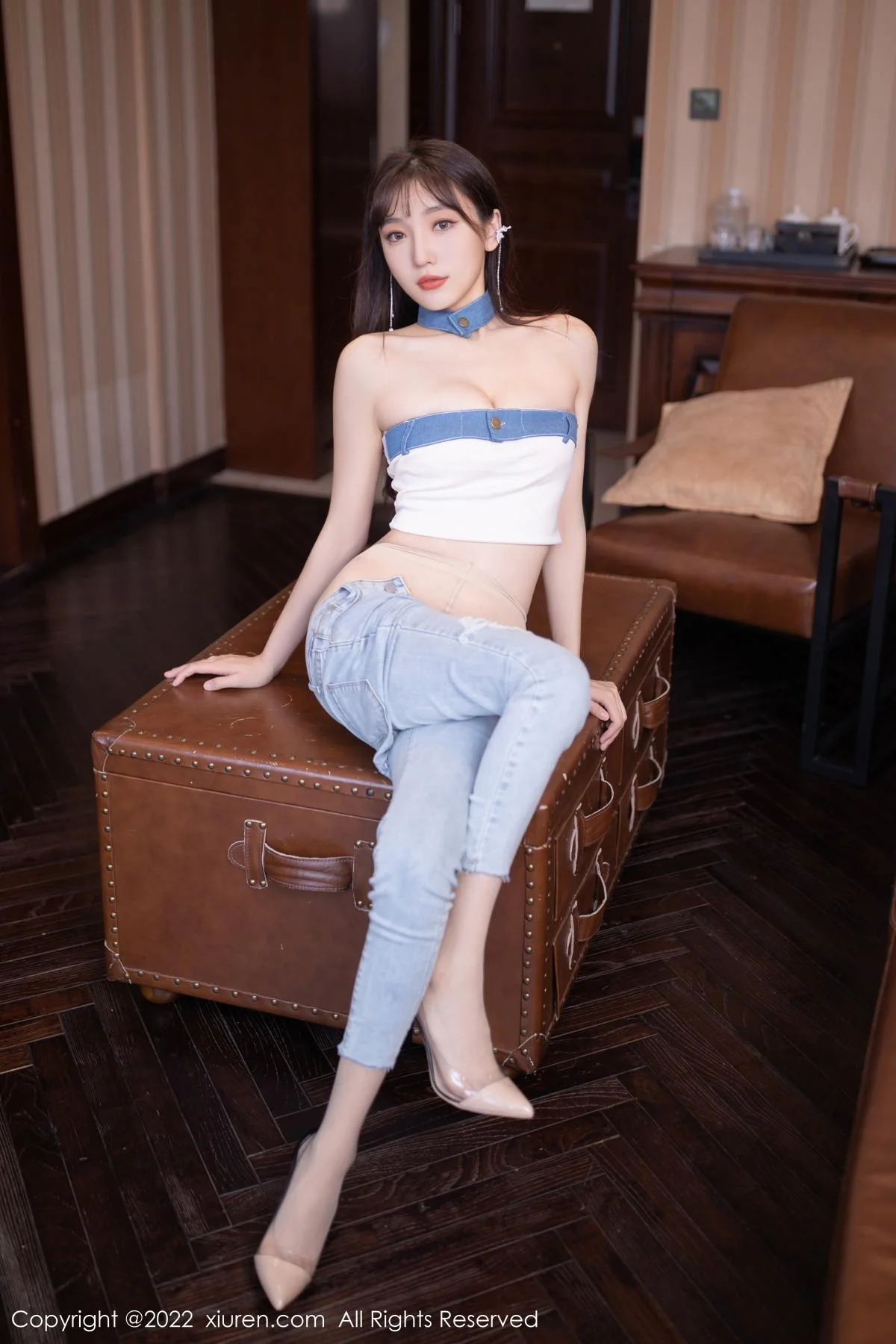 陆萱萱北京旅拍半脱牛仔裤露超薄无内肉丝秀翘臀绝美写真 第 17 张