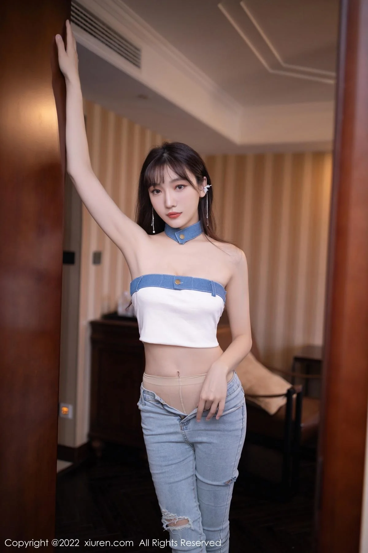 陆萱萱北京旅拍半脱牛仔裤露超薄无内肉丝秀翘臀绝美写真 第 19 张