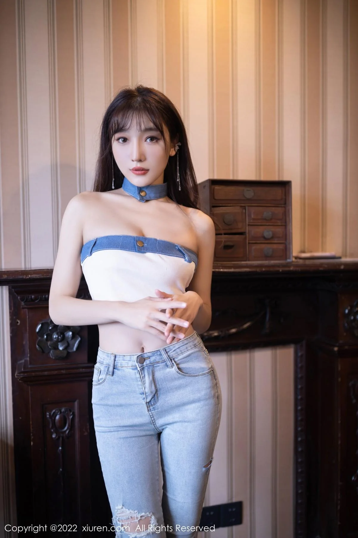 陆萱萱北京旅拍半脱牛仔裤露超薄无内肉丝秀翘臀绝美写真 第 2 张