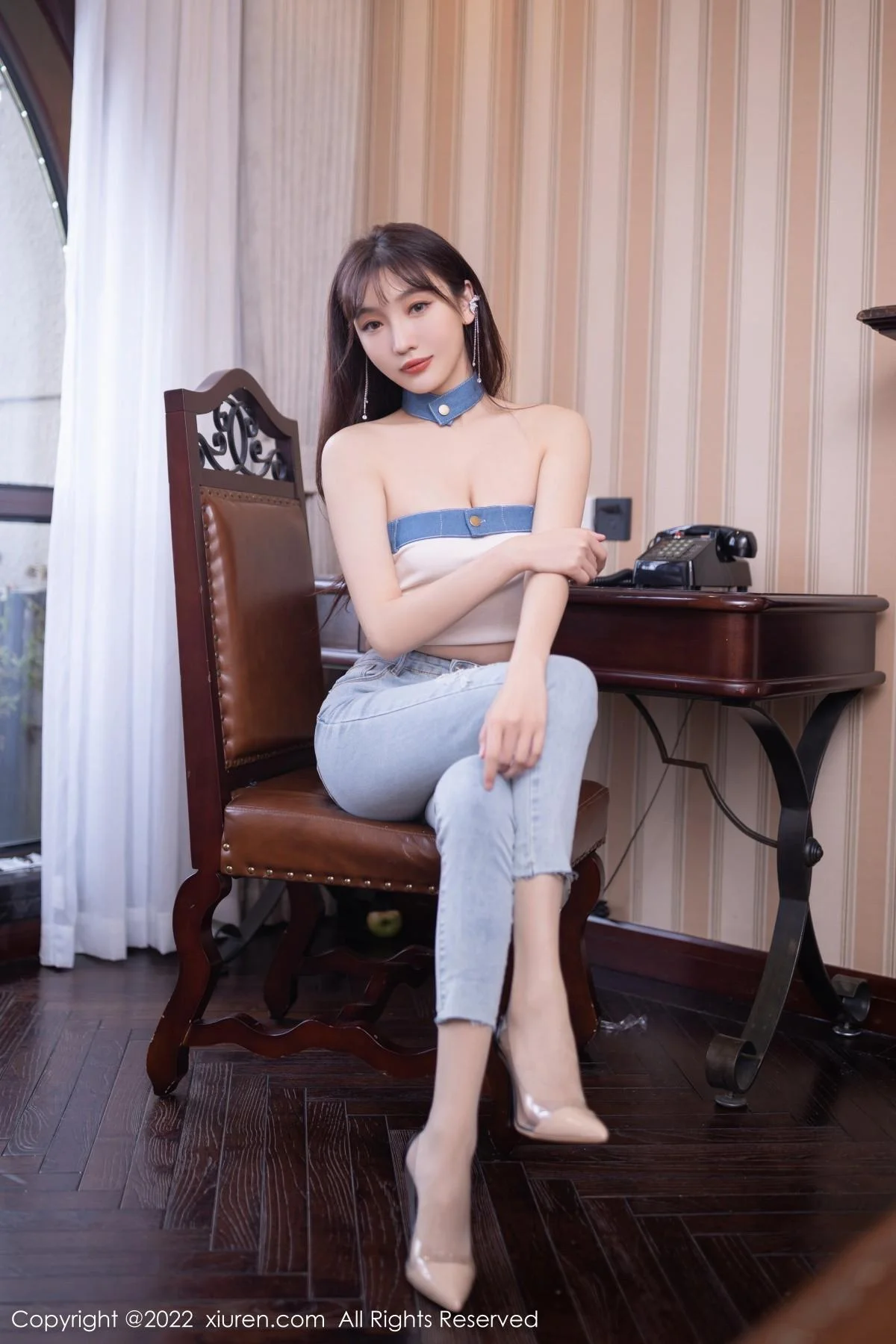 陆萱萱北京旅拍半脱牛仔裤露超薄无内肉丝秀翘臀绝美写真 第 4 张
