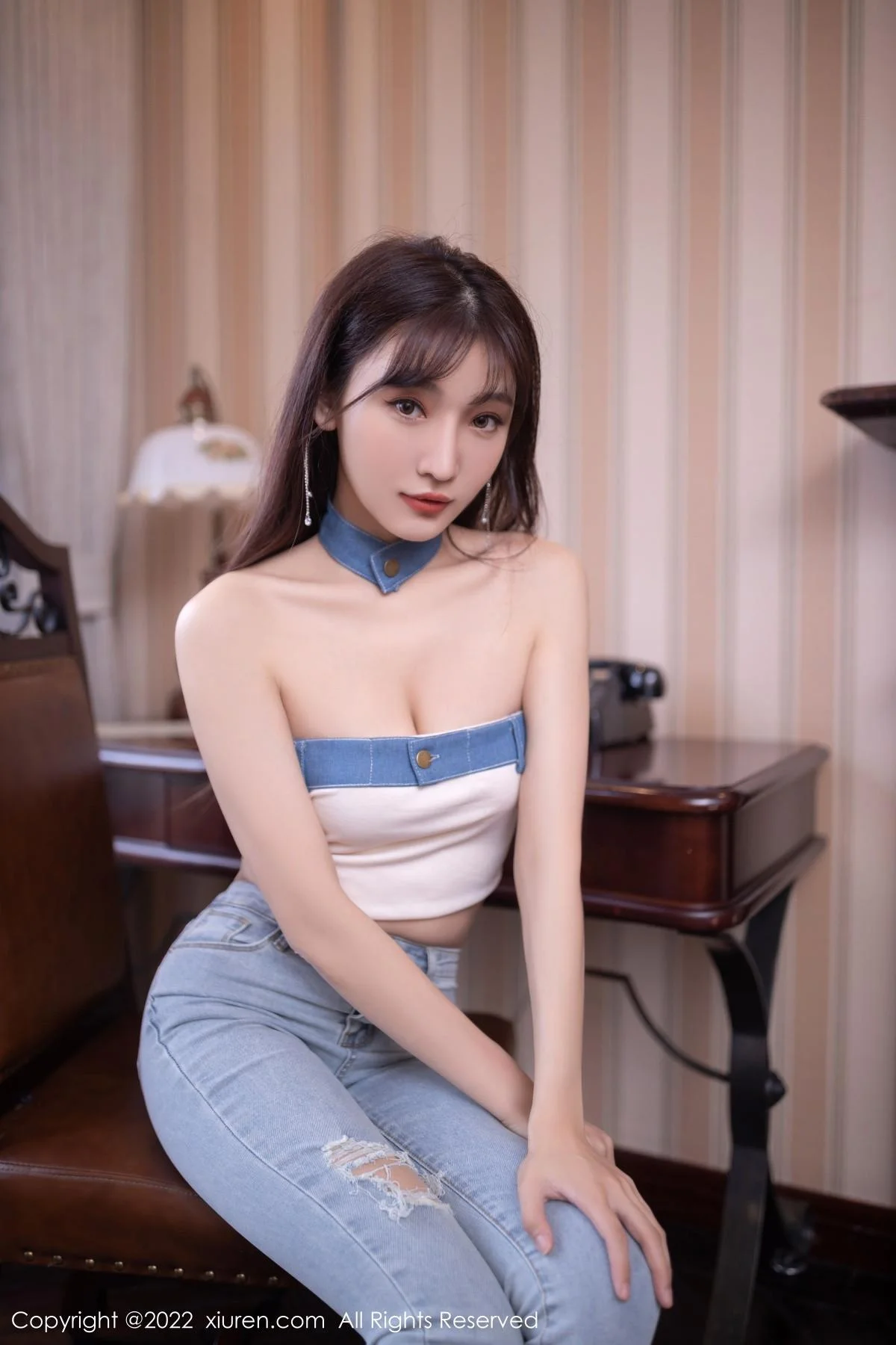 陆萱萱北京旅拍半脱牛仔裤露超薄无内肉丝秀翘臀绝美写真 第 6 张