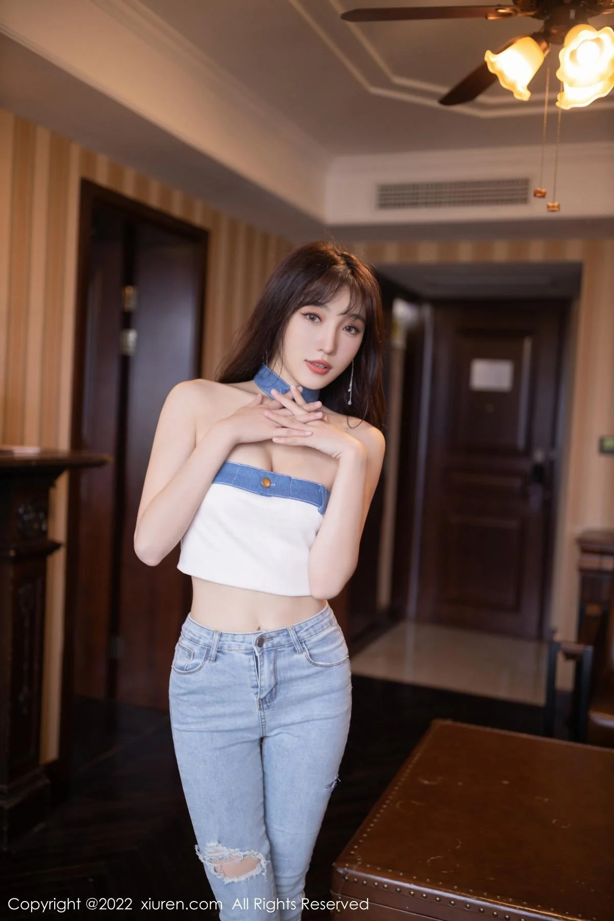 陆萱萱北京旅拍半脱牛仔裤露超薄无内肉丝秀翘臀绝美写真 第 74 张