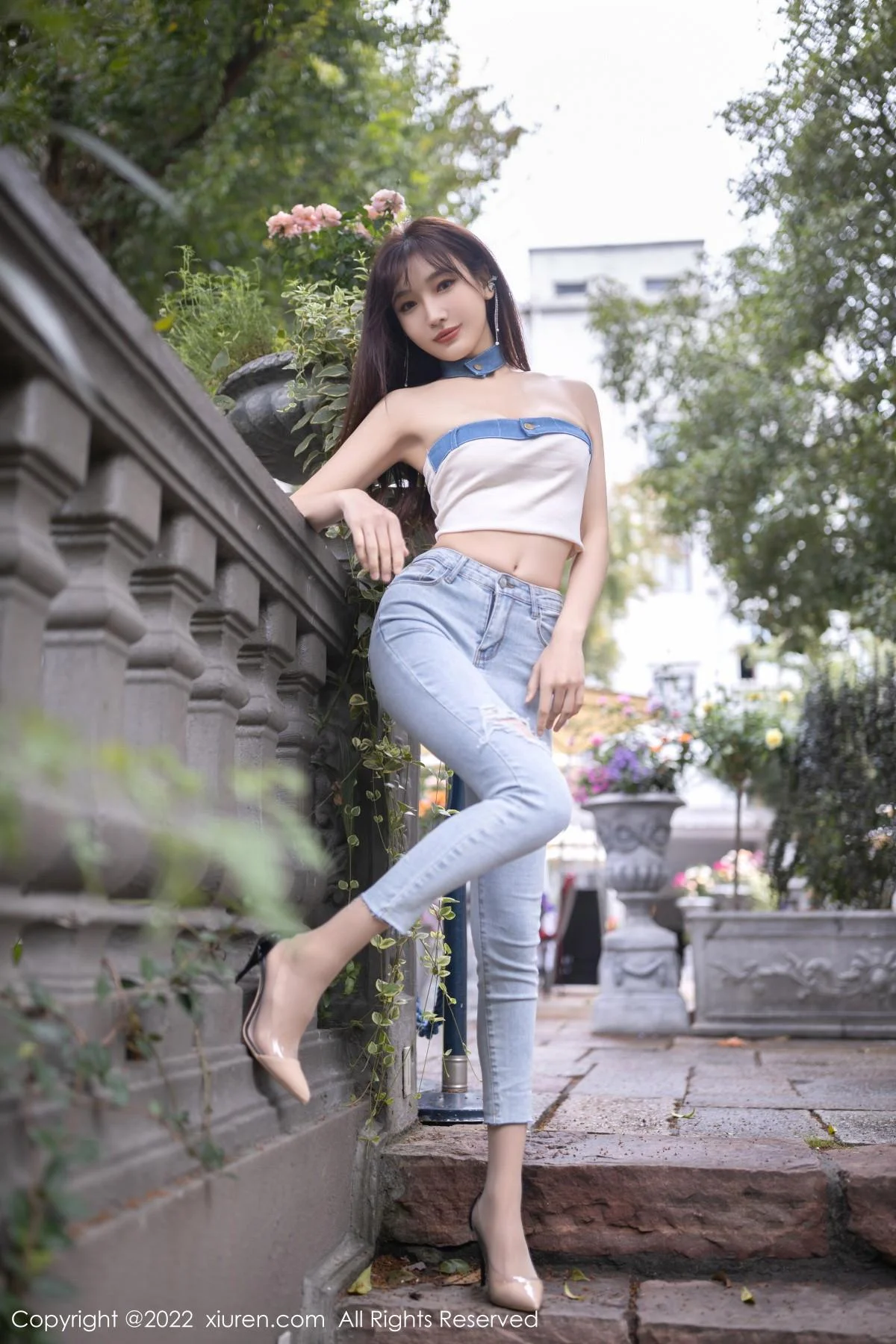 陆萱萱北京旅拍半脱牛仔裤露超薄无内肉丝秀翘臀绝美写真 第 76 张
