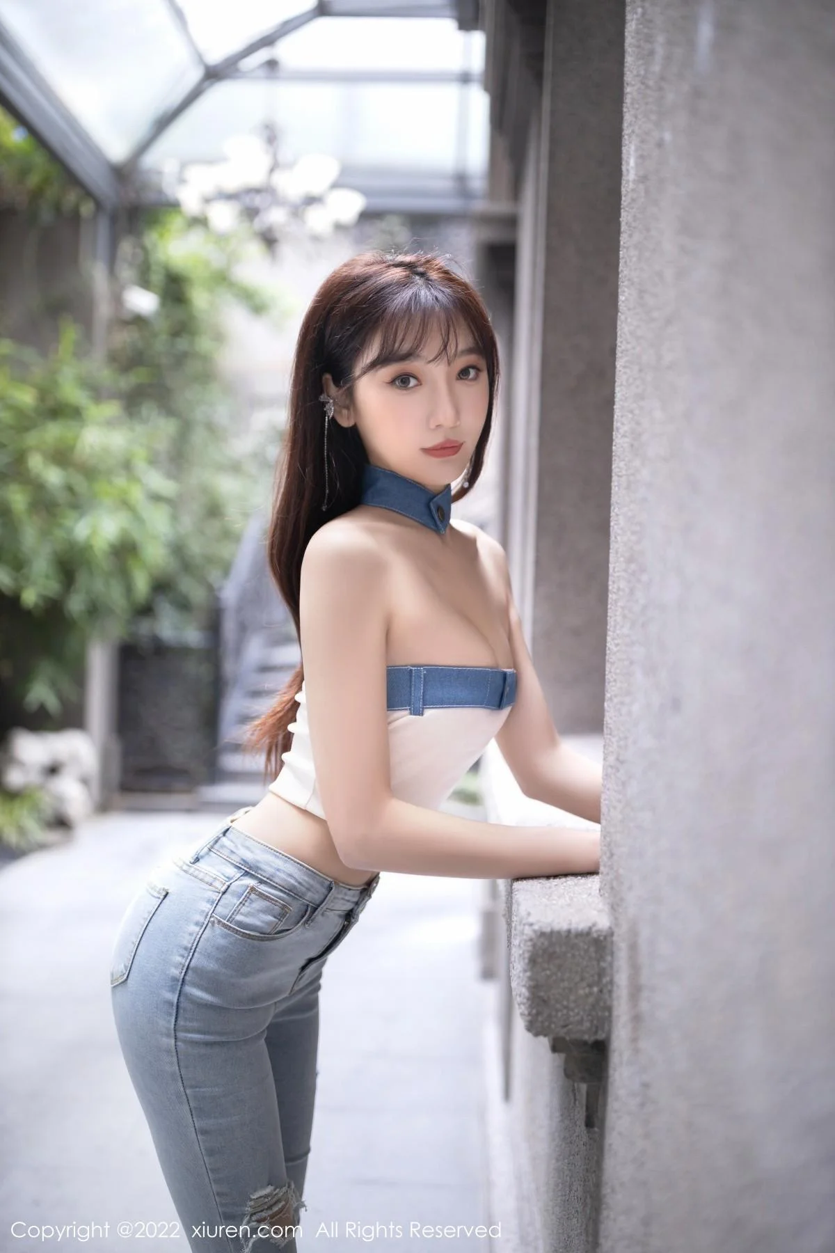 陆萱萱北京旅拍半脱牛仔裤露超薄无内肉丝秀翘臀绝美写真 第 77 张