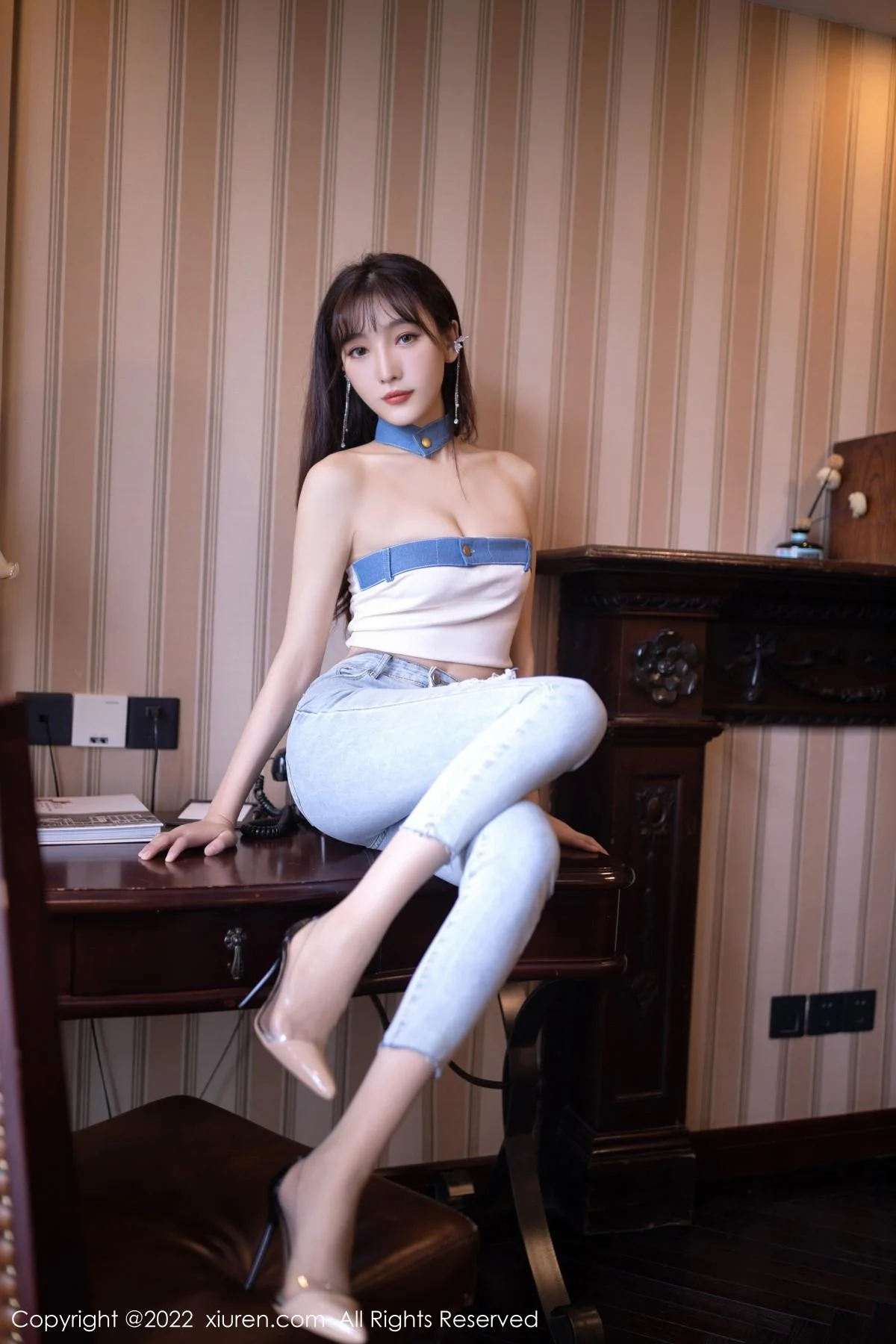 陆萱萱北京旅拍半脱牛仔裤露超薄无内肉丝秀翘臀绝美写真 第 8 张