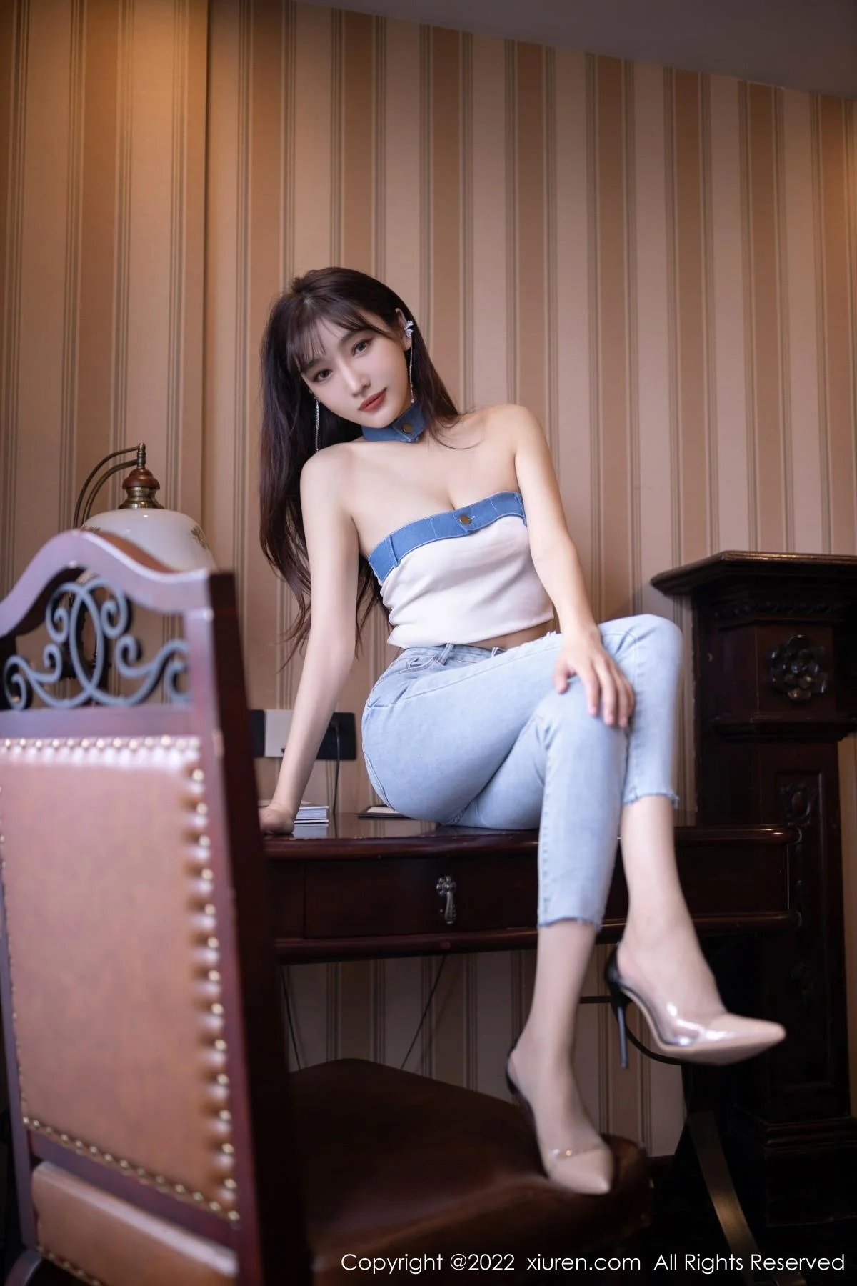陆萱萱北京旅拍半脱牛仔裤露超薄无内肉丝秀翘臀绝美写真 第 9 张
