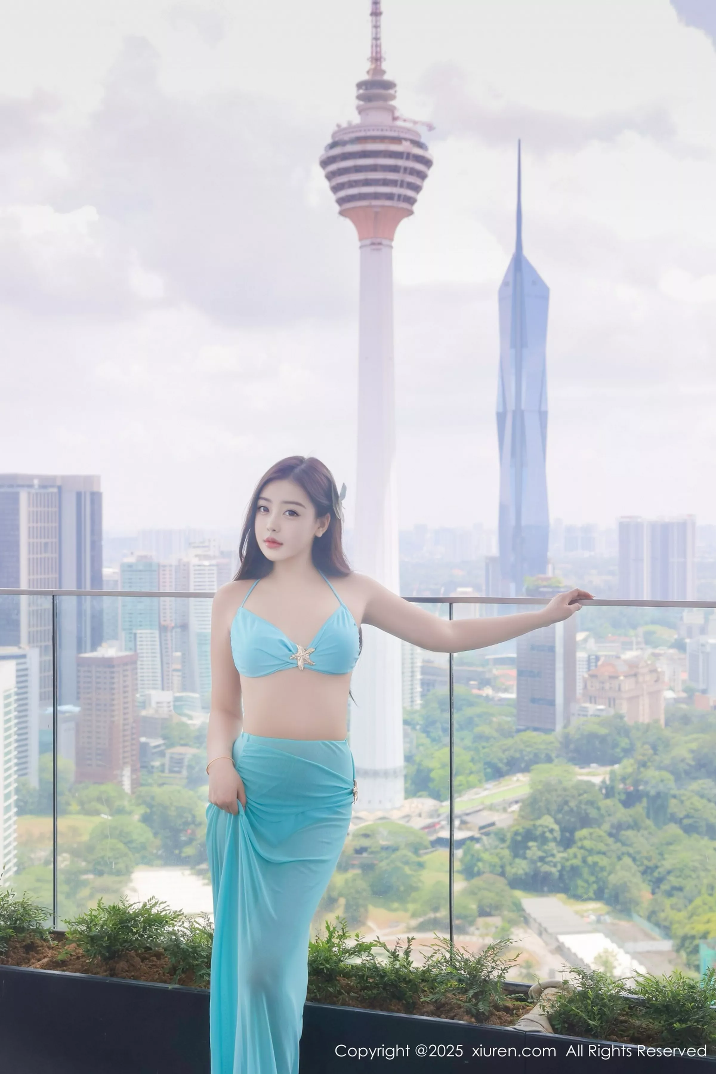 希雅sia泳池场景性感蓝色比基尼秀完美身材撩人绝美写真 第 10 张