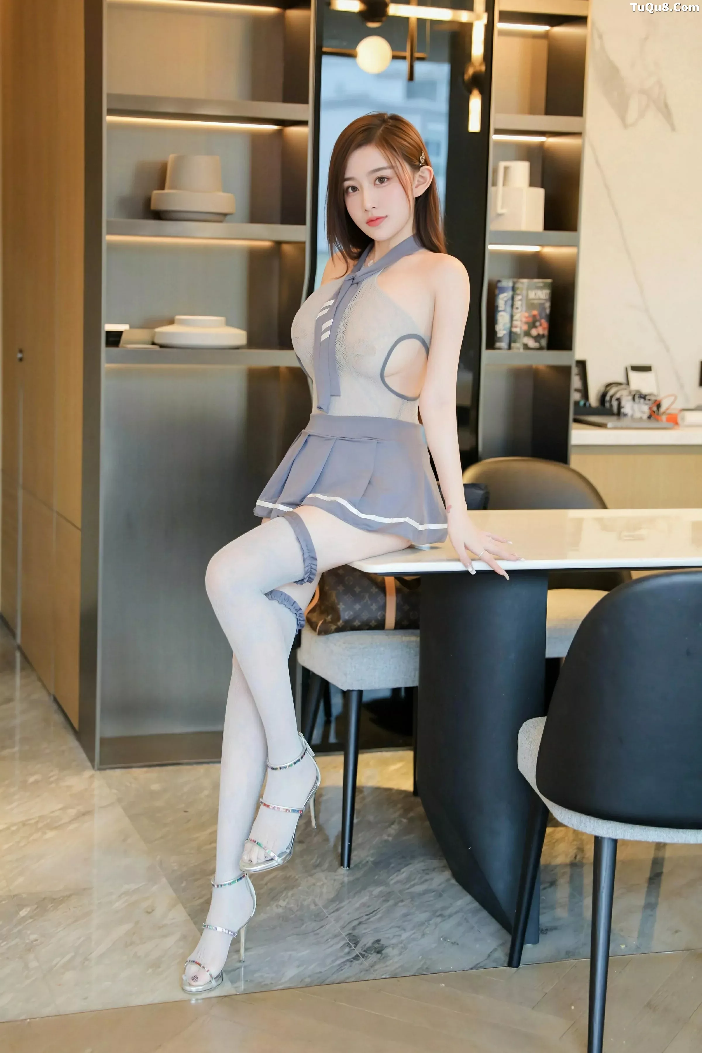 奶油猫呀性感灰色情趣服饰配灰色丝袜秀丰腴身材绝美写真 第 11 张