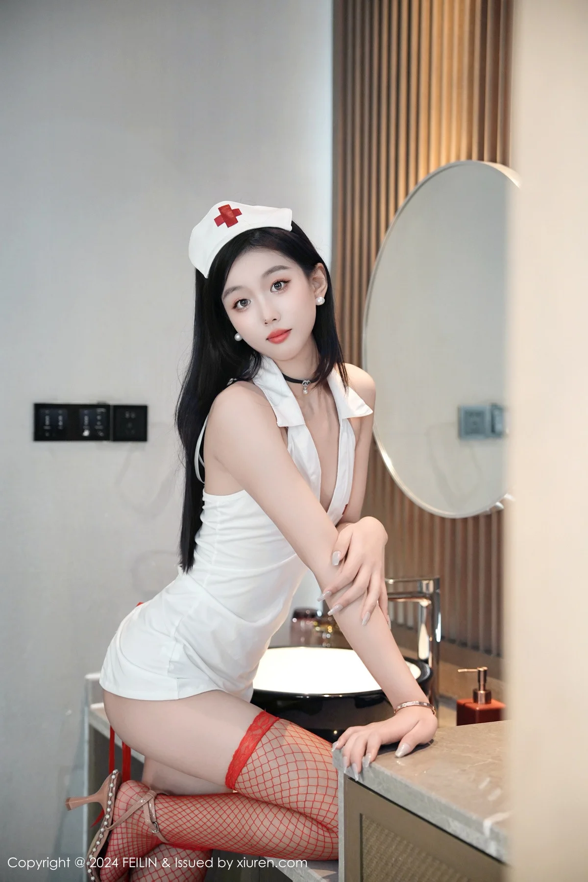江念鱼性感白色护士制服配红丝网袜秀曼妙身姿完美绝美写真 第 22 张