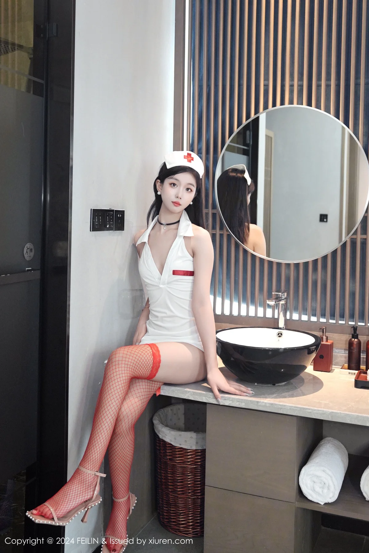 江念鱼性感白色护士制服配红丝网袜秀曼妙身姿完美绝美写真 第 56 张