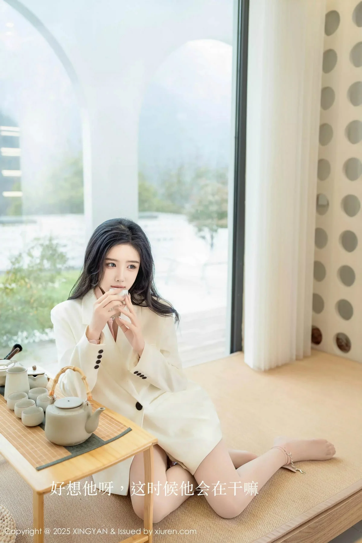 袁圆白色西服露白色蕾丝内衣配超薄白丝秀美腿绝美写真 第 10 张