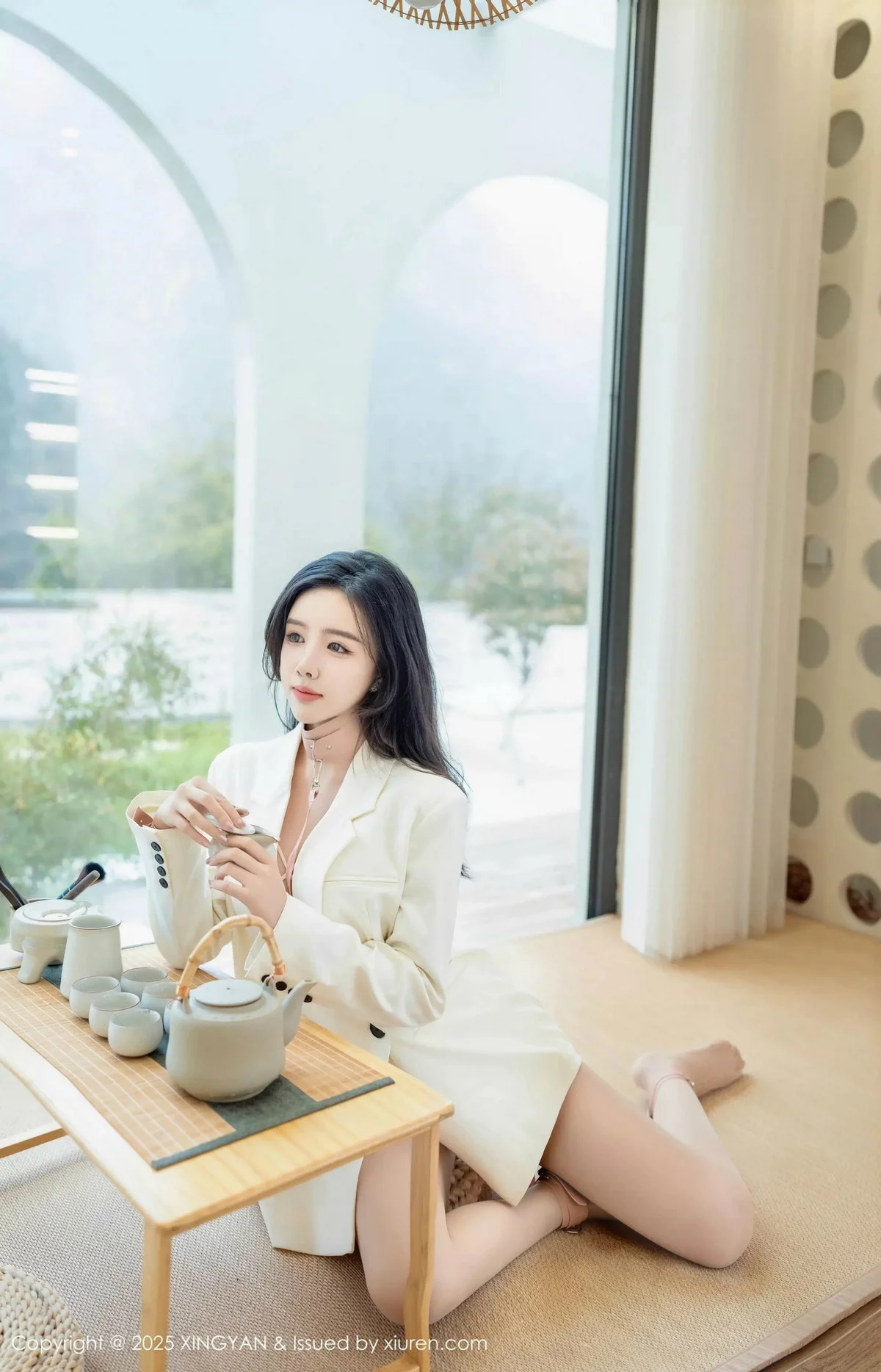 袁圆白色西服露白色蕾丝内衣配超薄白丝秀美腿绝美写真 第 2 张