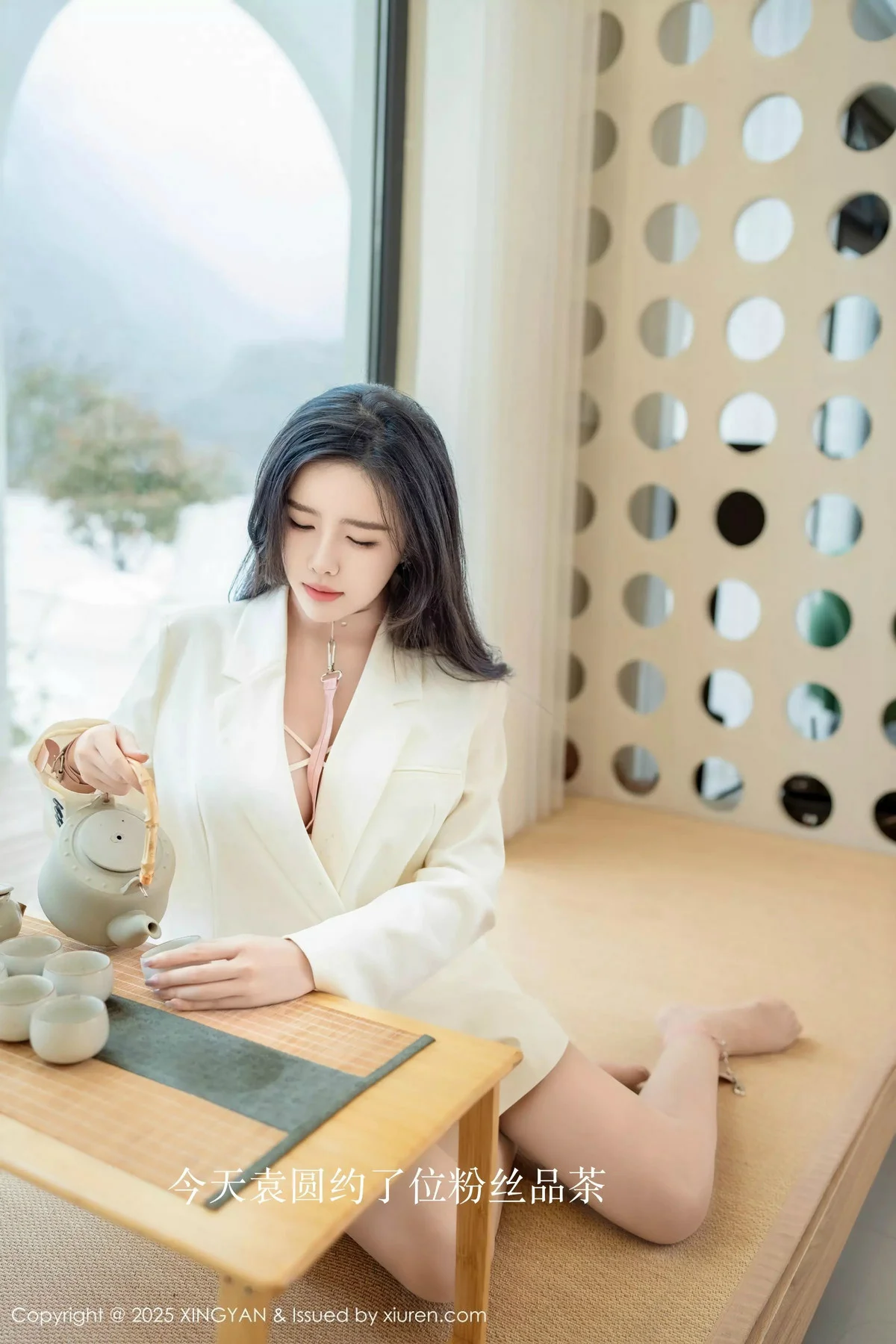 袁圆白色西服露白色蕾丝内衣配超薄白丝秀美腿绝美写真 第 4 张