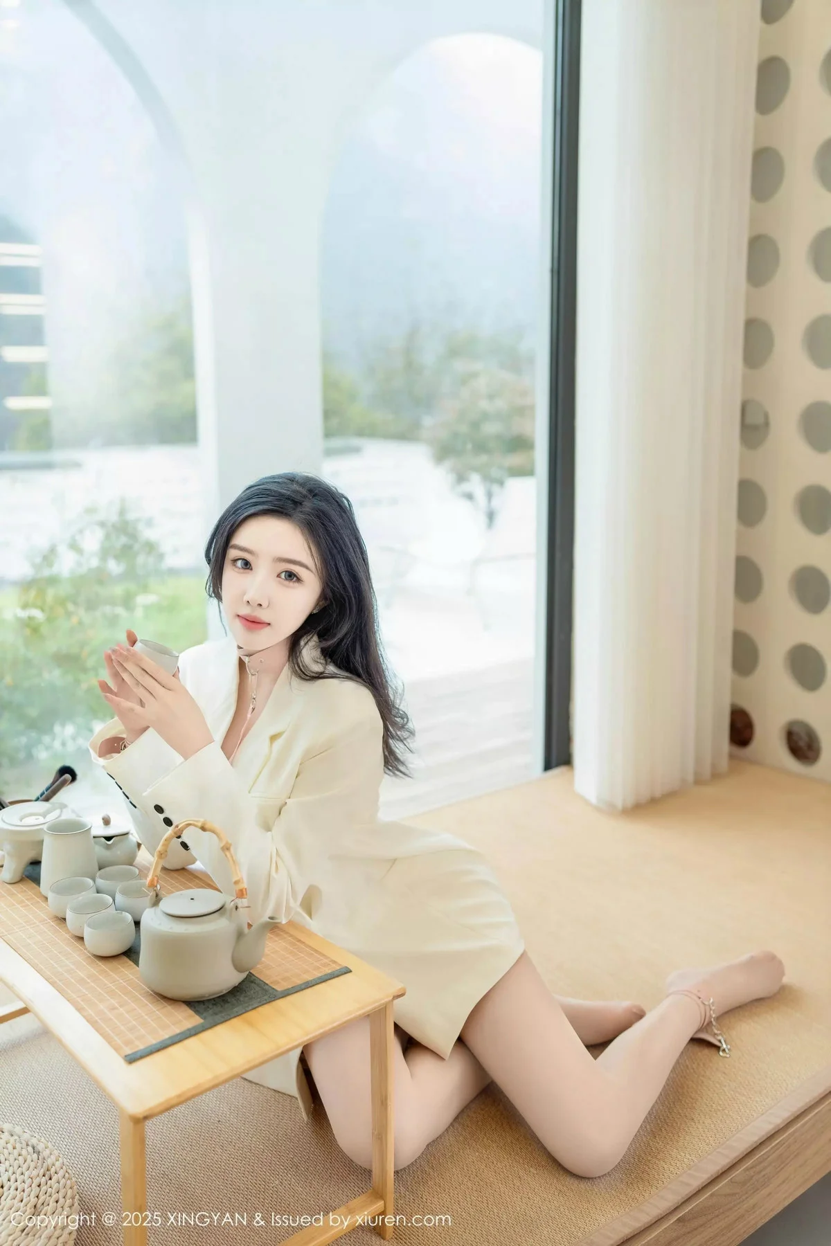 袁圆白色西服露白色蕾丝内衣配超薄白丝秀美腿绝美写真 第 5 张