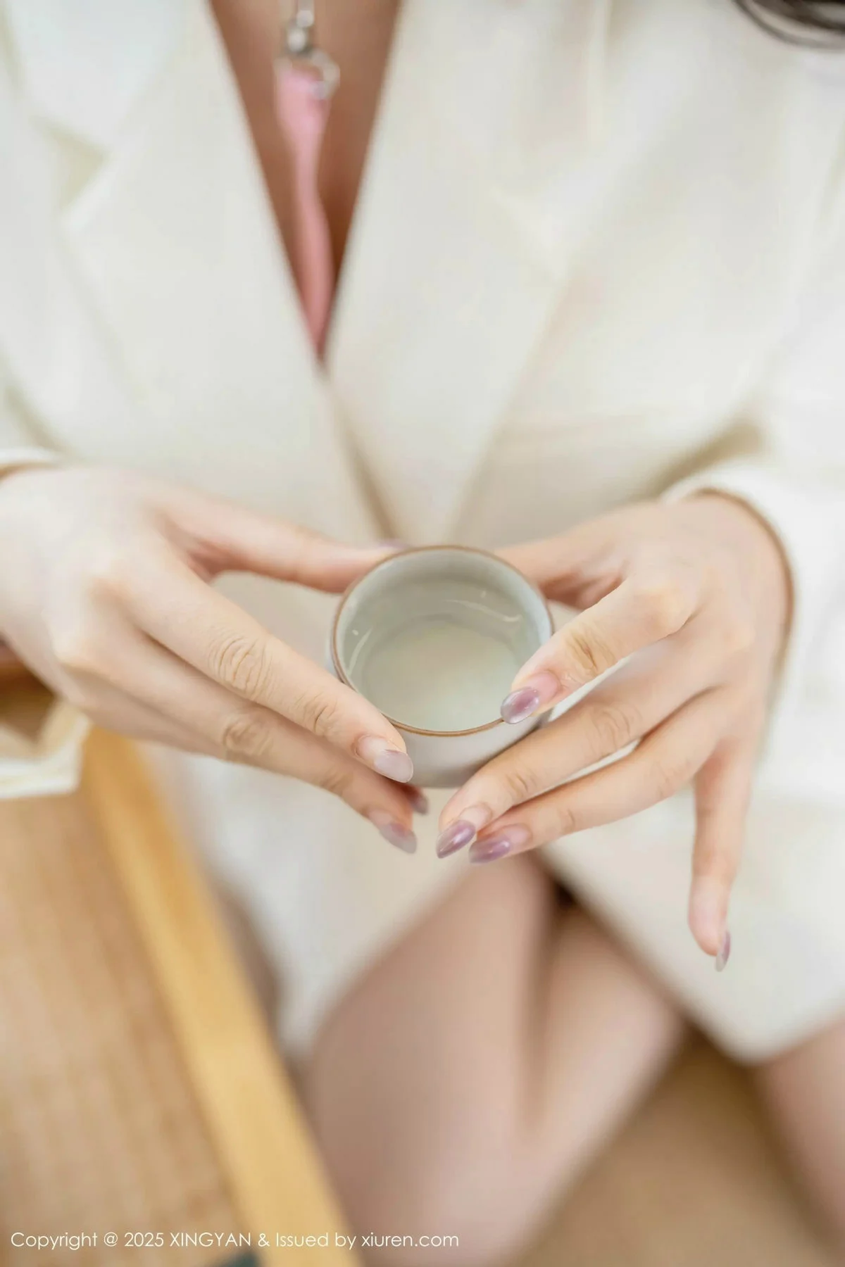 袁圆白色西服露白色蕾丝内衣配超薄白丝秀美腿绝美写真 第 8 张