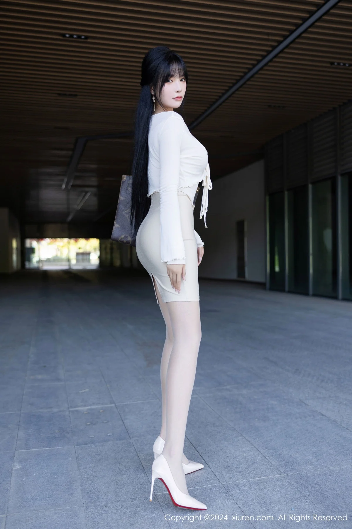 娜比性感白色连衣短裙配超薄白丝秀凹凸身材完美绝美写真 第 9 张