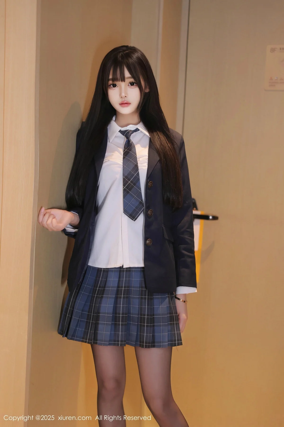余安安性感JK制服露黑色蕾丝内衣配黑丝袜秀凹凸身材绝美写真 第 2 张