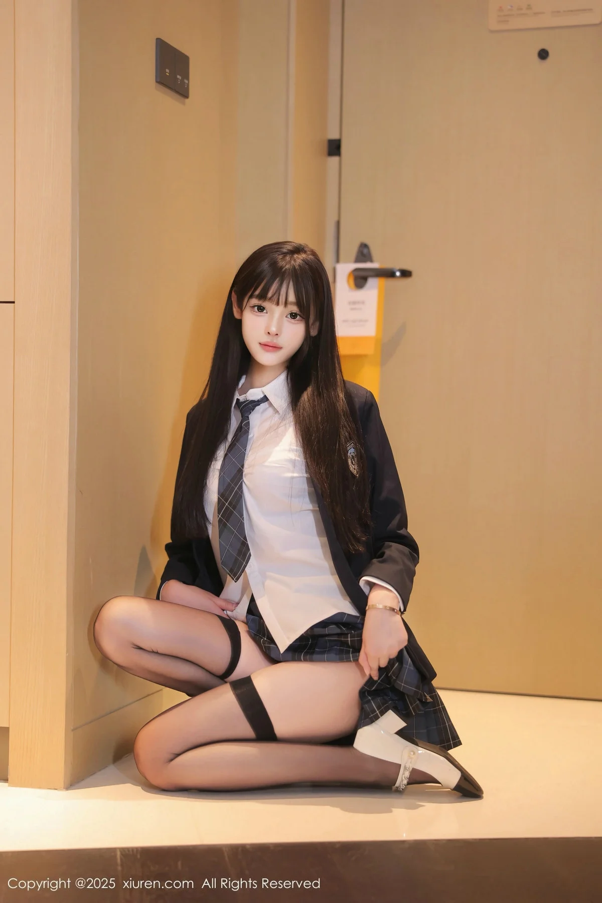 余安安性感JK制服露黑色蕾丝内衣配黑丝袜秀凹凸身材绝美写真 第 9 张