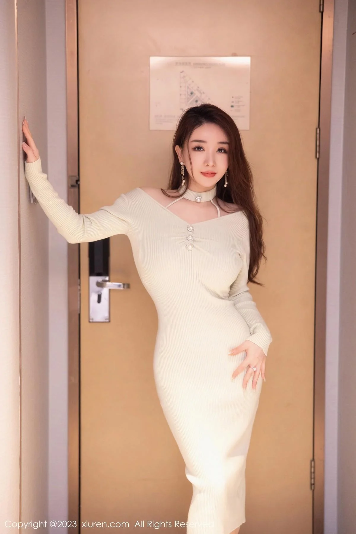 雨儿1494性感白色连身长裙露黑色内衣秀丰腴身材绝美写真 第 5 张