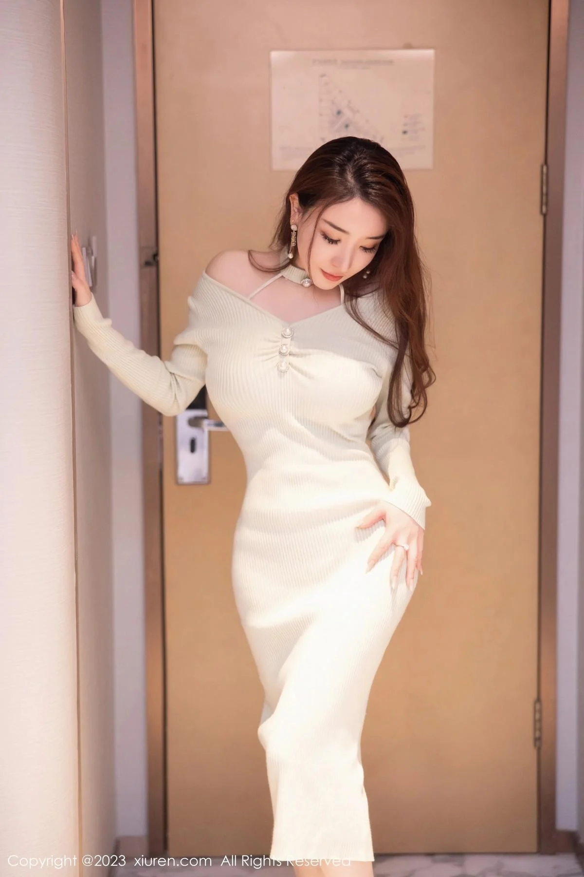 雨儿1494性感白色连身长裙露黑色内衣秀丰腴身材绝美写真 第 6 张