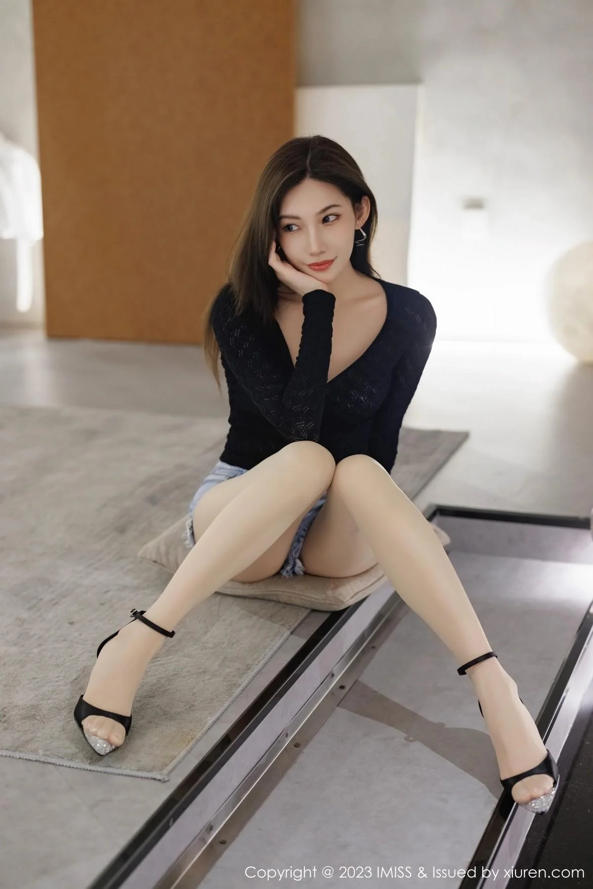 小狐狸Kathryn黑色上衣配牛仔短裤露白色蕾丝内衣绝美写真 第 24 张