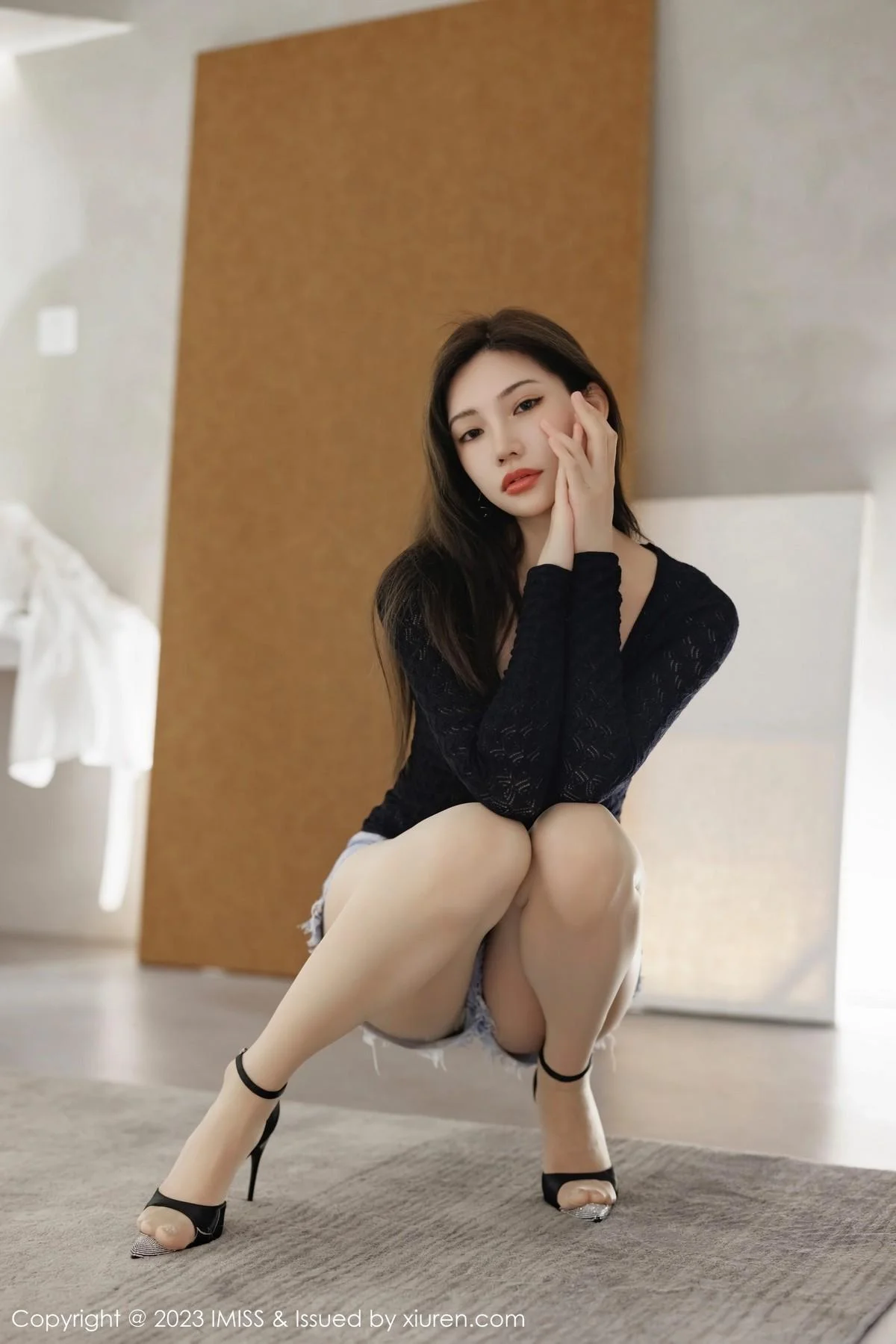 小狐狸Kathryn黑色上衣配牛仔短裤露白色蕾丝内衣绝美写真 第 26 张