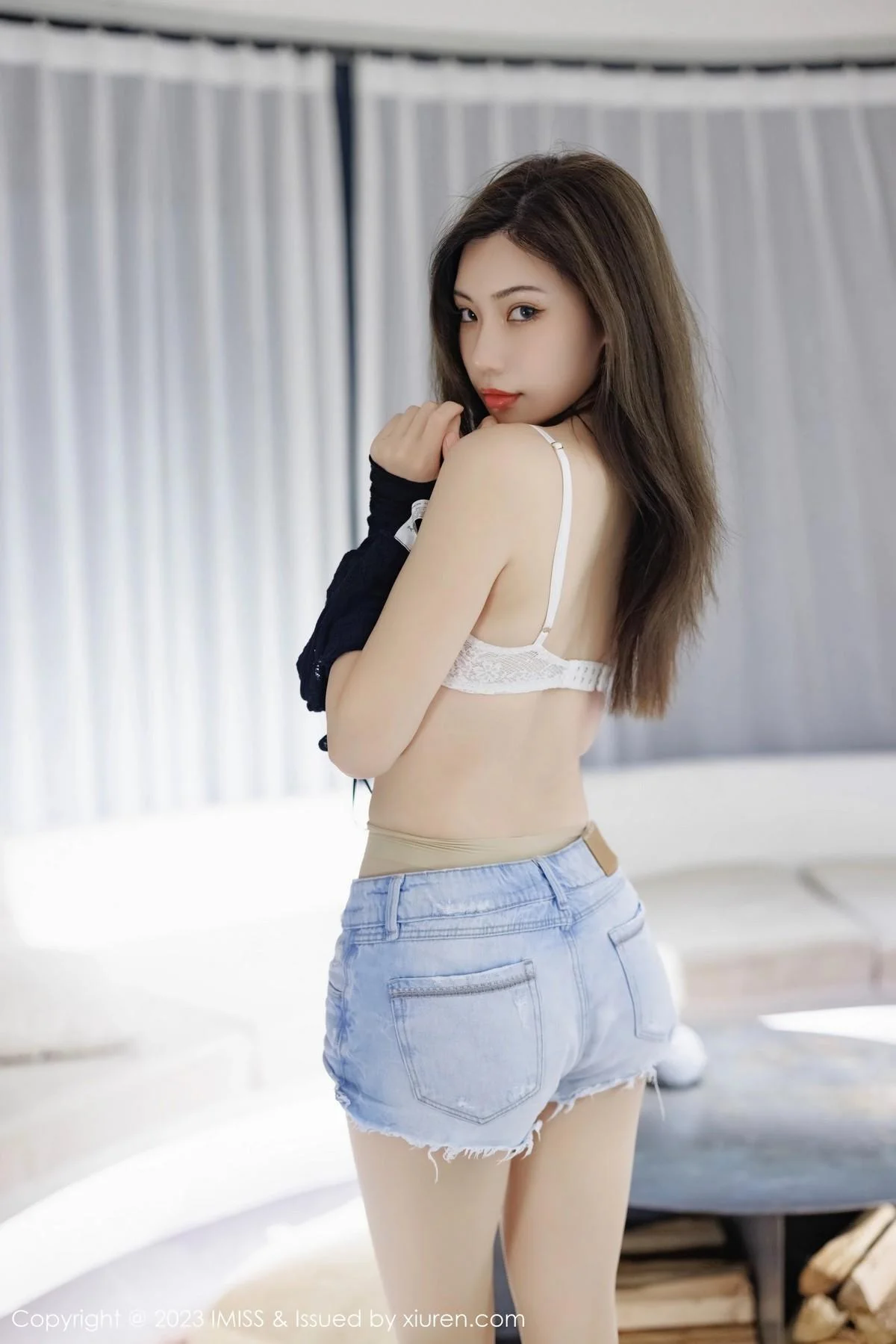 小狐狸Kathryn黑色上衣配牛仔短裤露白色蕾丝内衣绝美写真 第 40 张