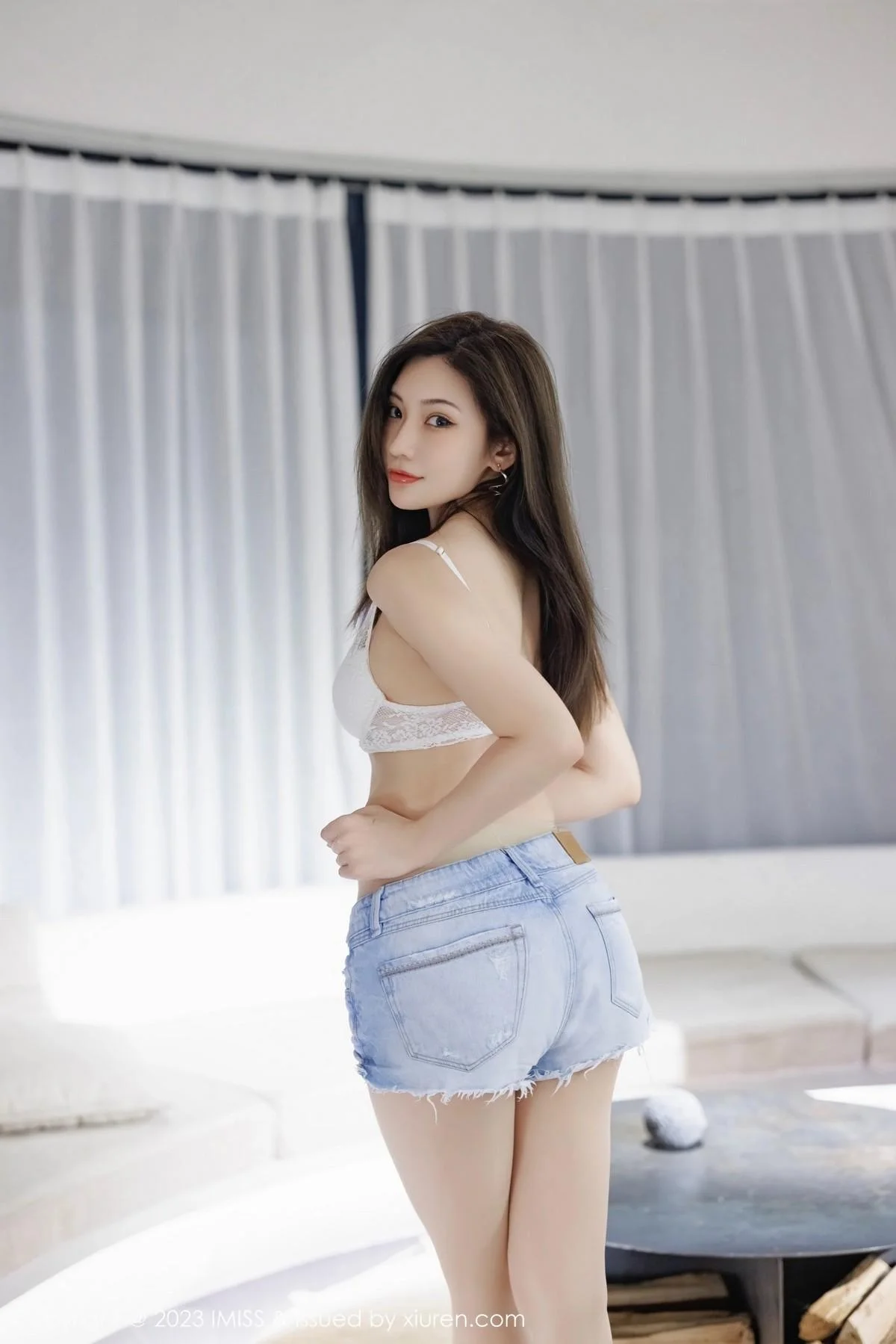 小狐狸Kathryn黑色上衣配牛仔短裤露白色蕾丝内衣绝美写真 第 43 张