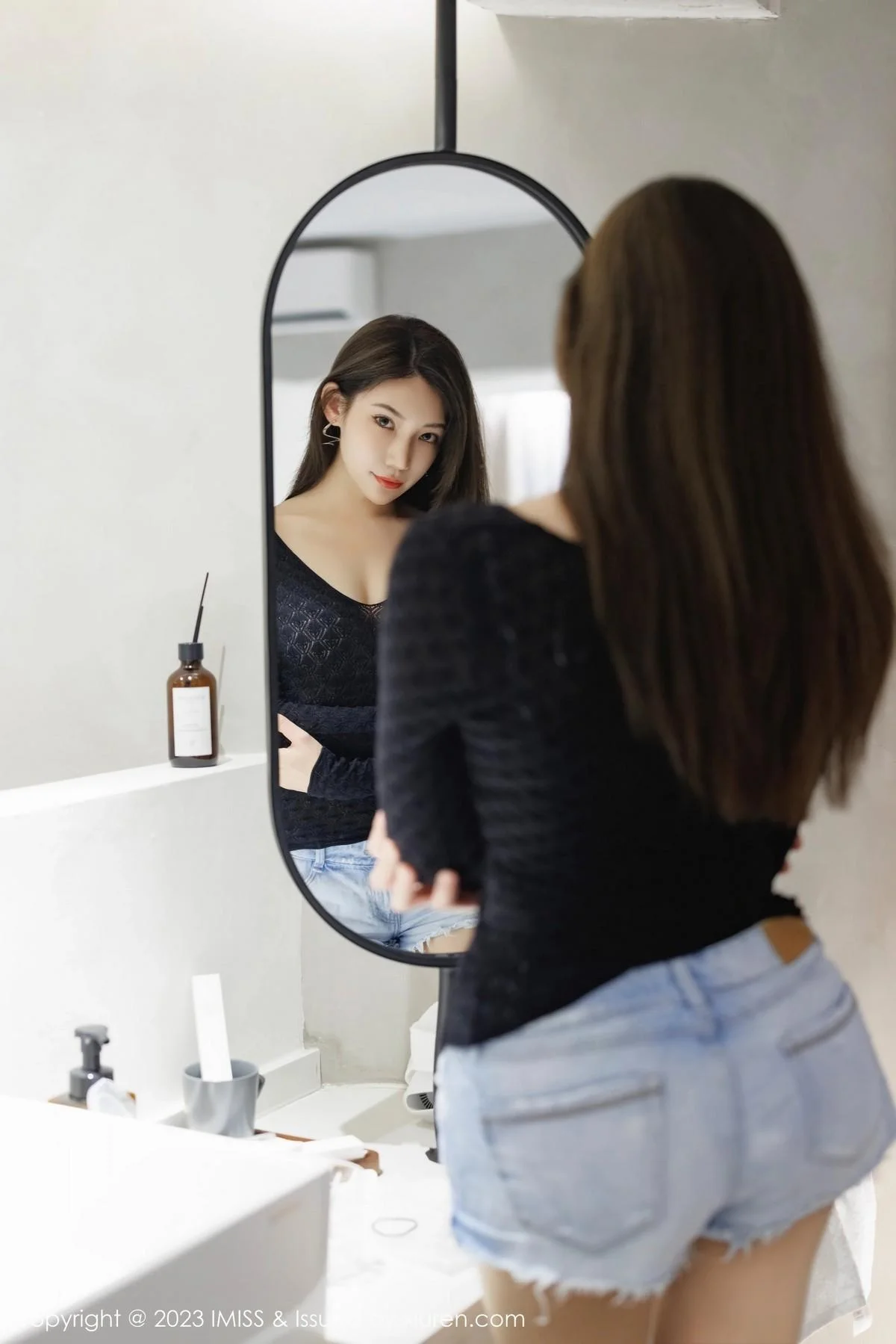 小狐狸Kathryn黑色上衣配牛仔短裤露白色蕾丝内衣绝美写真 第 5 张