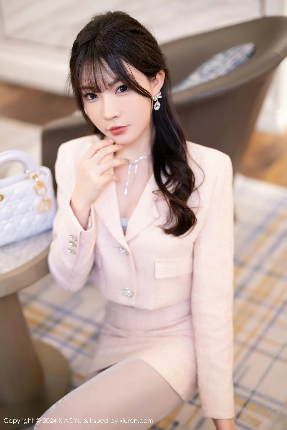 徐莉芝Booty性感浅粉连衣短裙露连体灰丝袜秀曼妙身姿写真 第 13 张