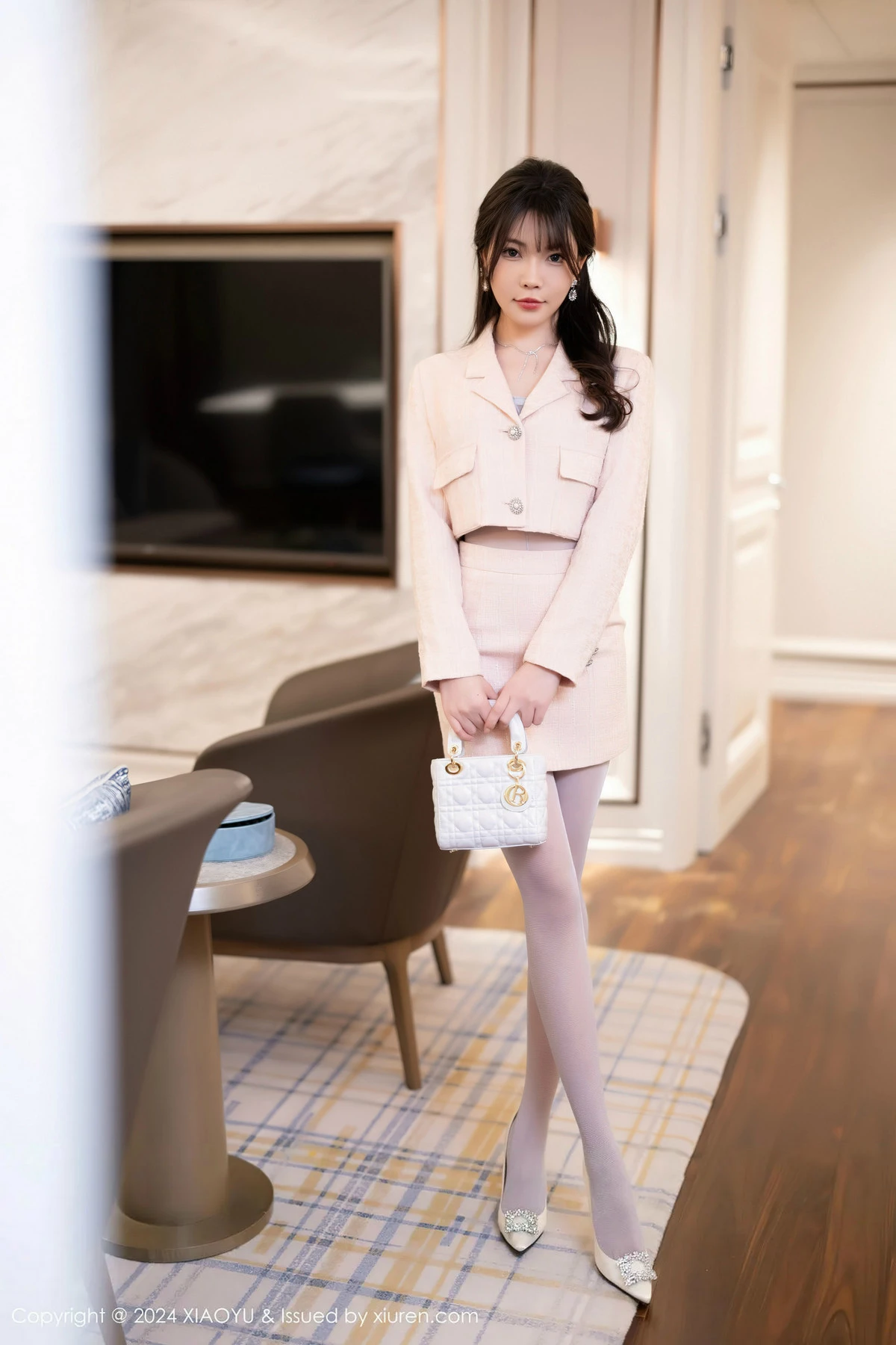 徐莉芝Booty性感浅粉连衣短裙露连体灰丝袜秀曼妙身姿写真 第 2 张